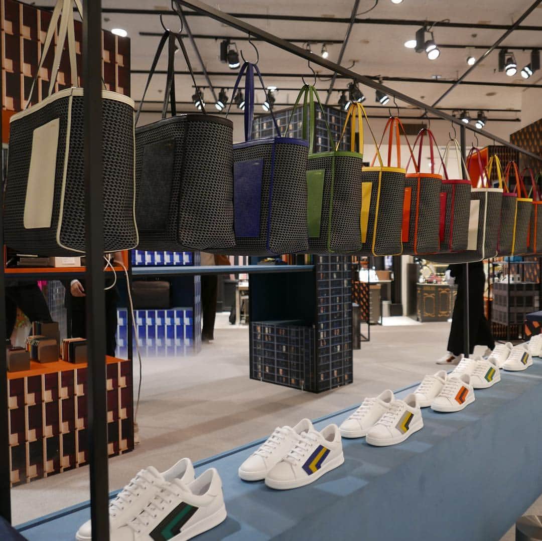 のインスタグラム：「@valextra “Metropolis” special pop-up store @ Isetan Shinjuku 1st floor.  4/17(水）〜 4/23 （火）  伊勢丹新宿店本館1階 ザ・ステージ にて。  新作の日本限定展開の「K-Val Tote」は、ヨットの帆などに使われる超軽量トート。 カラーバリエーションが豊富なのも◎。夏のトラベル等サブバッグにかなり活躍しそうだ。  初となるスニーカー「super three 」も、シンプルな白ベースにカラフルなVラインがいい感じ！  #valextra #kval #isetan #valextrametropolis」