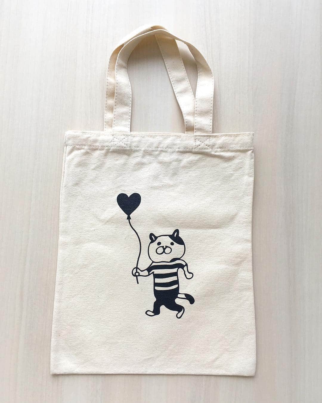 ねこさんのインスタグラム写真 - (ねこInstagram)「じゃーーーんっ🤩❣️✨新作アイテムの【マガジントートバック】😁❤️絶妙なサイズ感でね、雑誌がすっぽり入るんですョ📚😚 市販で売られている、いわゆる一般的なトートのサイズは、ちょっと大きいなぁ💦という方は、このマガジントートのサイズすごくおすすめだよー💡✨底のマチがない分、かさばらなくてとても使いやすいです😌🖖🏻❤️雑誌はもちろん、ノートとか書類📄の持ち運びにもおすすめ😃💡あとね、バッグが縦に長いので、マイボトルやペットボトルの飲み物も縦にスポッと入れておくことが出来るヨン🗯✨ふふ、便利でひょ💋💕 発売は今月末です😌展開店舗や通販の情報はまた随時upしていきますので、楽しみにしててくださーいっ🌸🌸 #neko_magazine #ねこ #猫 #ネコ #catstagram #cat #ねこマガジン #NEKONOBA #kozacla #nyasa #nyalaxy #トート #トートバッグ #totebag #ミニトート」4月17日 14時54分 - neko_magazine