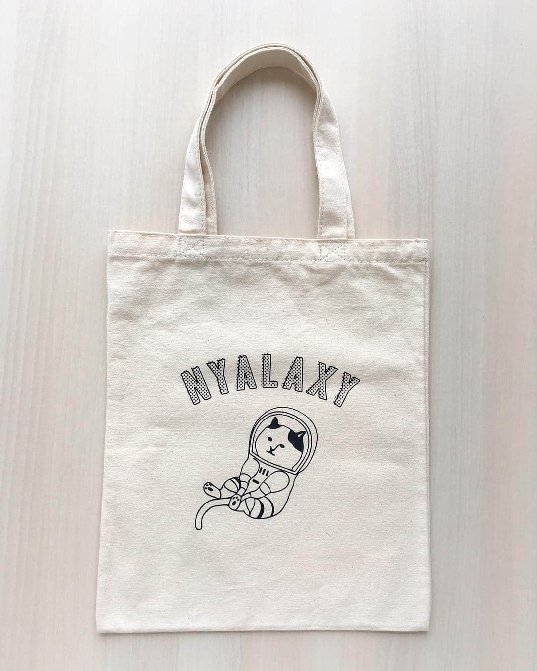 ねこさんのインスタグラム写真 - (ねこInstagram)「じゃーーーんっ🤩❣️✨新作アイテムの【マガジントートバック】😁❤️絶妙なサイズ感でね、雑誌がすっぽり入るんですョ📚😚 市販で売られている、いわゆる一般的なトートのサイズは、ちょっと大きいなぁ💦という方は、このマガジントートのサイズすごくおすすめだよー💡✨底のマチがない分、かさばらなくてとても使いやすいです😌🖖🏻❤️雑誌はもちろん、ノートとか書類📄の持ち運びにもおすすめ😃💡あとね、バッグが縦に長いので、マイボトルやペットボトルの飲み物も縦にスポッと入れておくことが出来るヨン🗯✨ふふ、便利でひょ💋💕 発売は今月末です😌展開店舗や通販の情報はまた随時upしていきますので、楽しみにしててくださーいっ🌸🌸 #neko_magazine #ねこ #猫 #ネコ #catstagram #cat #ねこマガジン #NEKONOBA #kozacla #nyasa #nyalaxy #トート #トートバッグ #totebag #ミニトート」4月17日 14時54分 - neko_magazine
