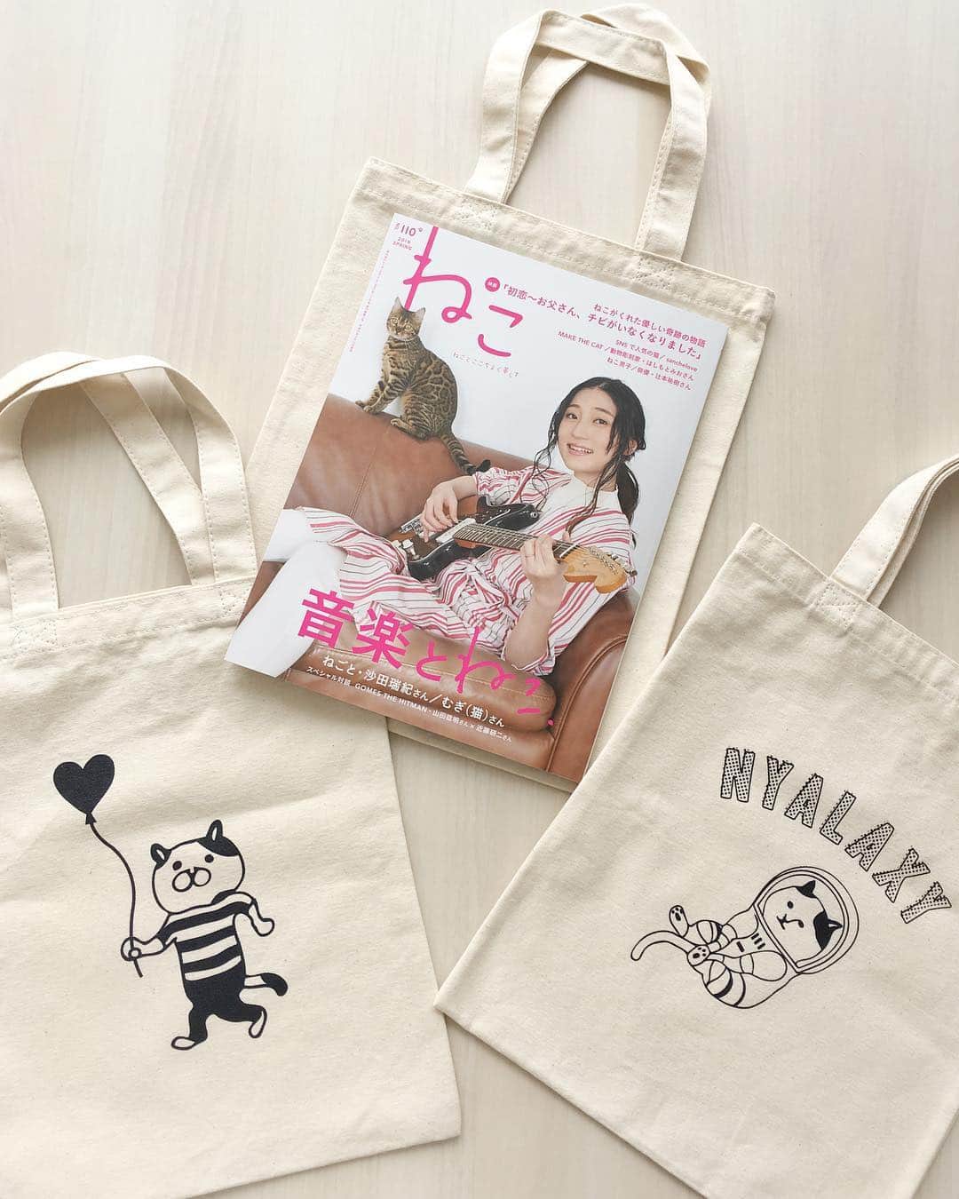 ねこさんのインスタグラム写真 - (ねこInstagram)「じゃーーーんっ🤩❣️✨新作アイテムの【マガジントートバック】😁❤️絶妙なサイズ感でね、雑誌がすっぽり入るんですョ📚😚 市販で売られている、いわゆる一般的なトートのサイズは、ちょっと大きいなぁ💦という方は、このマガジントートのサイズすごくおすすめだよー💡✨底のマチがない分、かさばらなくてとても使いやすいです😌🖖🏻❤️雑誌はもちろん、ノートとか書類📄の持ち運びにもおすすめ😃💡あとね、バッグが縦に長いので、マイボトルやペットボトルの飲み物も縦にスポッと入れておくことが出来るヨン🗯✨ふふ、便利でひょ💋💕 発売は今月末です😌展開店舗や通販の情報はまた随時upしていきますので、楽しみにしててくださーいっ🌸🌸 #neko_magazine #ねこ #猫 #ネコ #catstagram #cat #ねこマガジン #NEKONOBA #kozacla #nyasa #nyalaxy #トート #トートバッグ #totebag #ミニトート」4月17日 14時54分 - neko_magazine