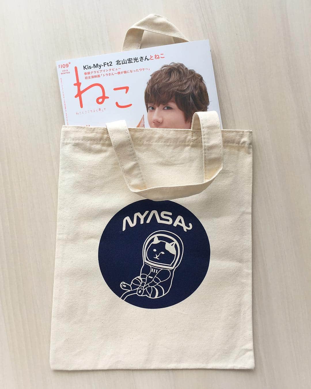 ねこさんのインスタグラム写真 - (ねこInstagram)「じゃーーーんっ🤩❣️✨新作アイテムの【マガジントートバック】😁❤️絶妙なサイズ感でね、雑誌がすっぽり入るんですョ📚😚 市販で売られている、いわゆる一般的なトートのサイズは、ちょっと大きいなぁ💦という方は、このマガジントートのサイズすごくおすすめだよー💡✨底のマチがない分、かさばらなくてとても使いやすいです😌🖖🏻❤️雑誌はもちろん、ノートとか書類📄の持ち運びにもおすすめ😃💡あとね、バッグが縦に長いので、マイボトルやペットボトルの飲み物も縦にスポッと入れておくことが出来るヨン🗯✨ふふ、便利でひょ💋💕 発売は今月末です😌展開店舗や通販の情報はまた随時upしていきますので、楽しみにしててくださーいっ🌸🌸 #neko_magazine #ねこ #猫 #ネコ #catstagram #cat #ねこマガジン #NEKONOBA #kozacla #nyasa #nyalaxy #トート #トートバッグ #totebag #ミニトート」4月17日 14時54分 - neko_magazine