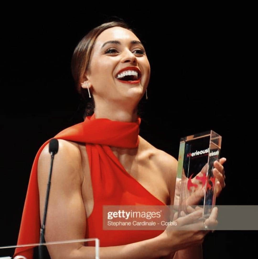 リンジー・モーガンのインスタグラム：「It was such an incredible honor to receive the “Rising Star” award from @canneseries & @serieouslyfr . . . I am so grateful to be able to live my dreams, create art & share my passion with all of you. Thank you. Thank you from the bottom of my heart. . . . Portrait by @olivier_vigerie」