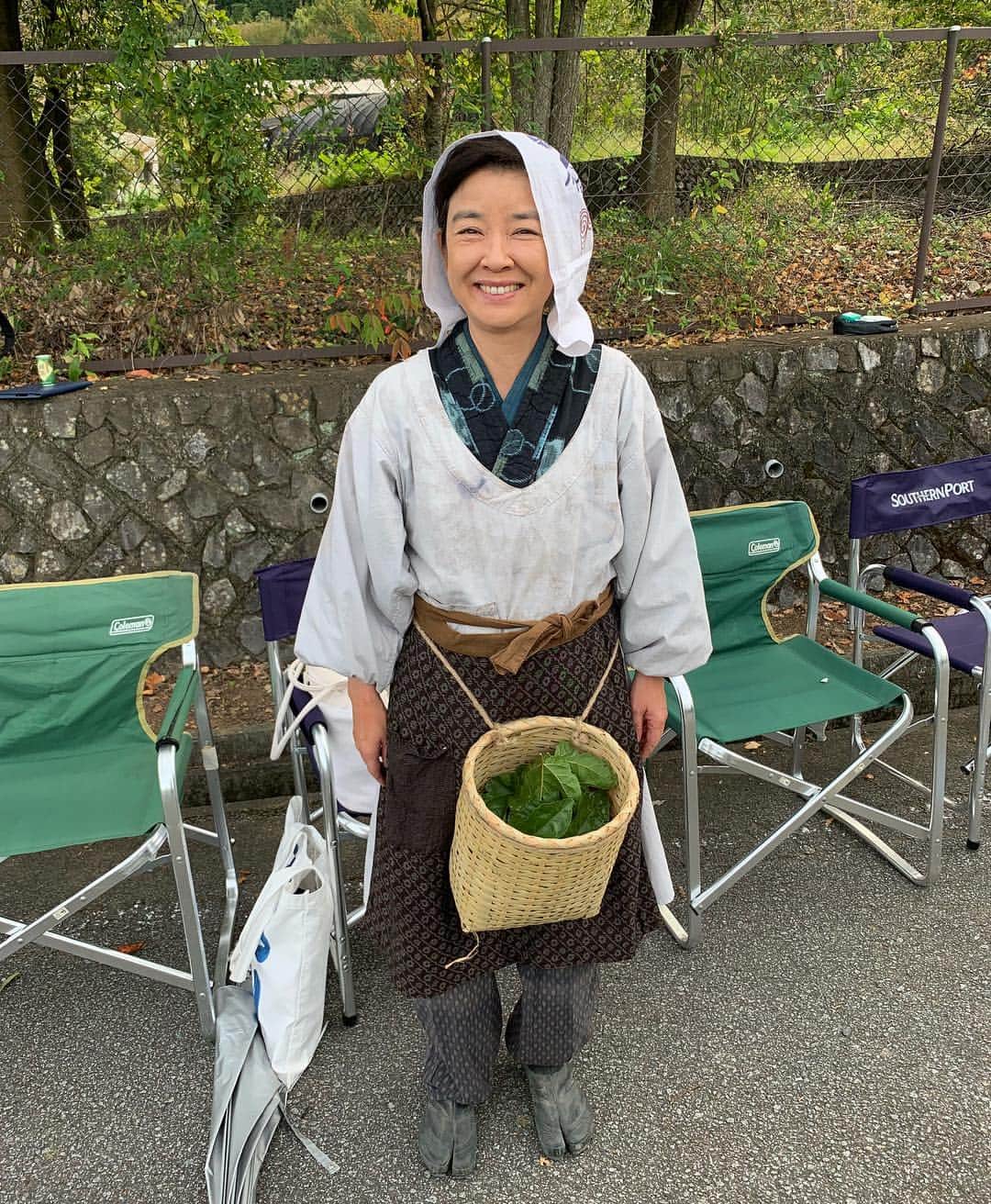 岸本加世子のインスタグラム：「テレビ朝日12時30分〜放送中「やすらぎの刻〜道」。 脚本家・菊村（石坂浩二さん）が執筆したシナリオ『道』パートに根来公平（風間俊介さん）のお母さん役で明日から出演します。 根来家はみんな仲良しです🌿 #やすらぎの刻」