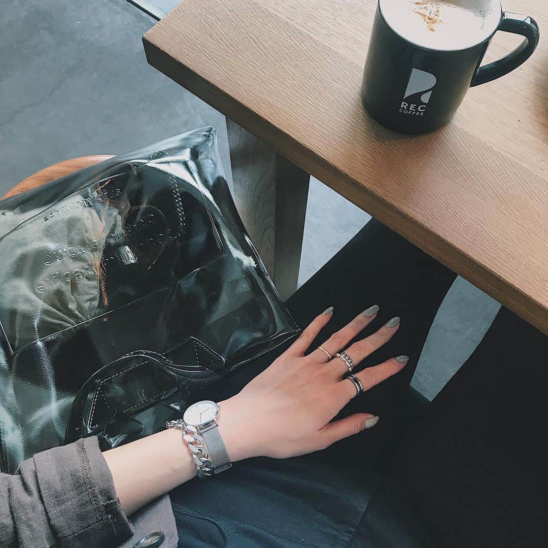 maai0528さんのインスタグラム写真 - (maai0528Instagram)「〻 slivre‥ 最近の手元⛓ ． 中指に付けてる つぶつぶした指輪と チェーンみたいな指輪2個付け💍 ↑ @rin.accessory ． ． あ〜可愛い可愛い♡ ． 服がシンプルだから アクセとか小物系には こだわってるんだー☺︎ ． ． #coffee  #RECCOFFEE #accessory #silver #rinアクセサリー #silver925」4月17日 14時57分 - maai0528