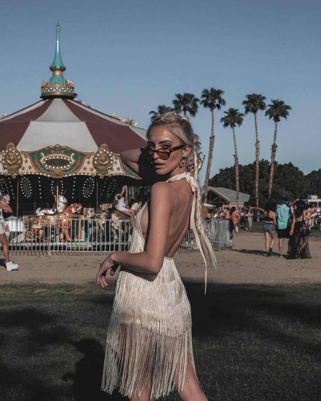 Angel™さんのインスタグラム写真 - (Angel™Instagram)「All white dress!!😍Check the link in my bio for brands🎁of these dresses. Which dress would you wear to Coachella 2019??? credit @roses_cloud @meryldenis @sarahsunita @elenellis @jamienkidd #americanstyle #dress #coachella2019 #white #coachellaoutfit #dresses #festival ❤️」4月17日 14時57分 - americanstyle