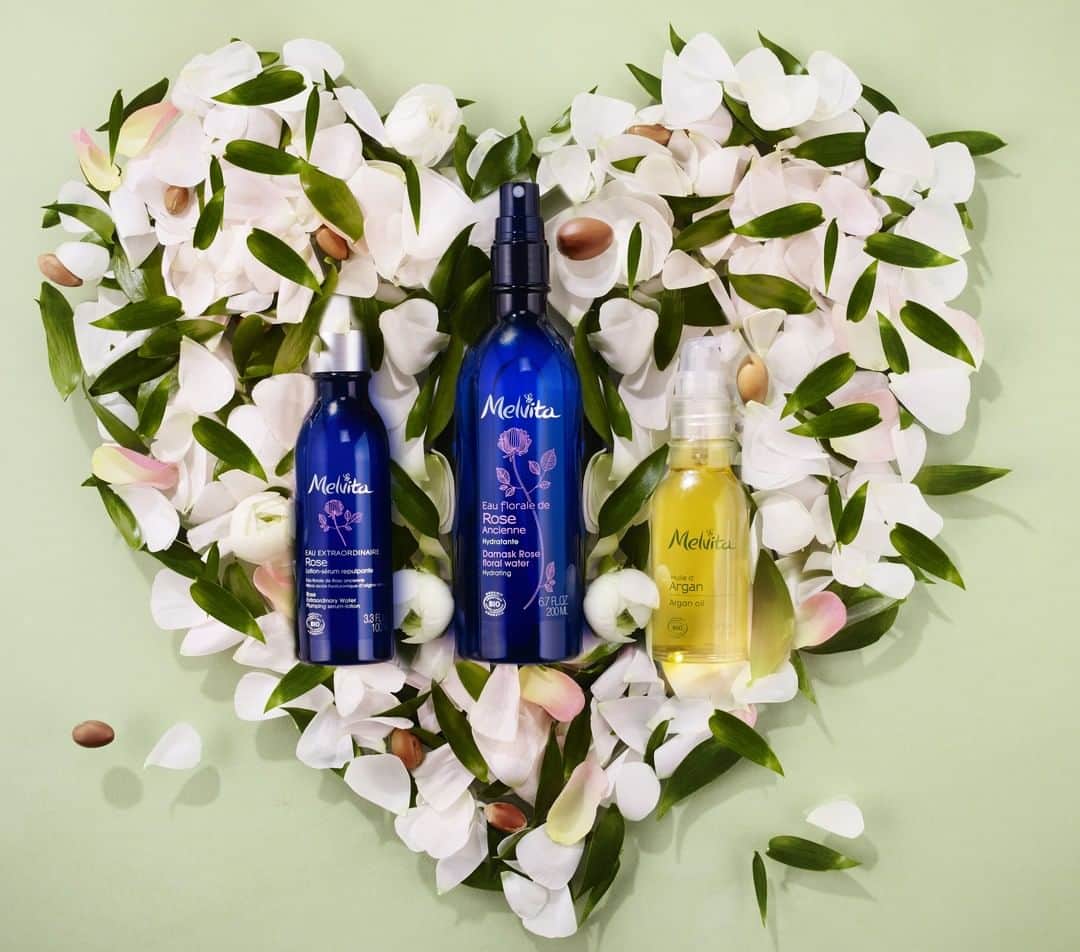 Melvita Officialのインスタグラム：「[OUI À LA BEAUTÉ BIO]⠀ ⠀ Parabènes, triclosan, phénoxyethanol… Vous ne retrouverez pas ces ingrédients controversés dans nos formules ! Depuis 35 ans, nous innovons sans cesse pour remplacer toujours plus d’ingrédients synthétiques par des ingrédients naturels. 🌿⠀ ⠀ Notre mission ? Vous accompagner dans le choix d’une beauté plus saine, plus responsable et plus engagée 😍⠀ ⠀ #melvita  #jepasseaubio  #ouialabeautebio #madeinfrance #fabriqueenfrance #greenbeauty #ardeche #cosmetiquebio」