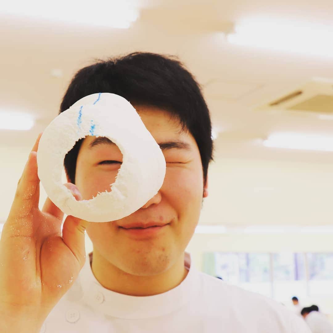 はいてくPOさんのインスタグラム写真 - (はいてくPOInstagram)「北海道ハイテク☆義肢装具士学科２年生☆ …穴が開いている新型のソケット…な訳はなく。  #北海道ハイテクノロジー専門学校 #義肢装具 #型どり #失敗 #義足 #新型の？ #これだから褒めたくないのだ」4月17日 15時02分 - hhtpo