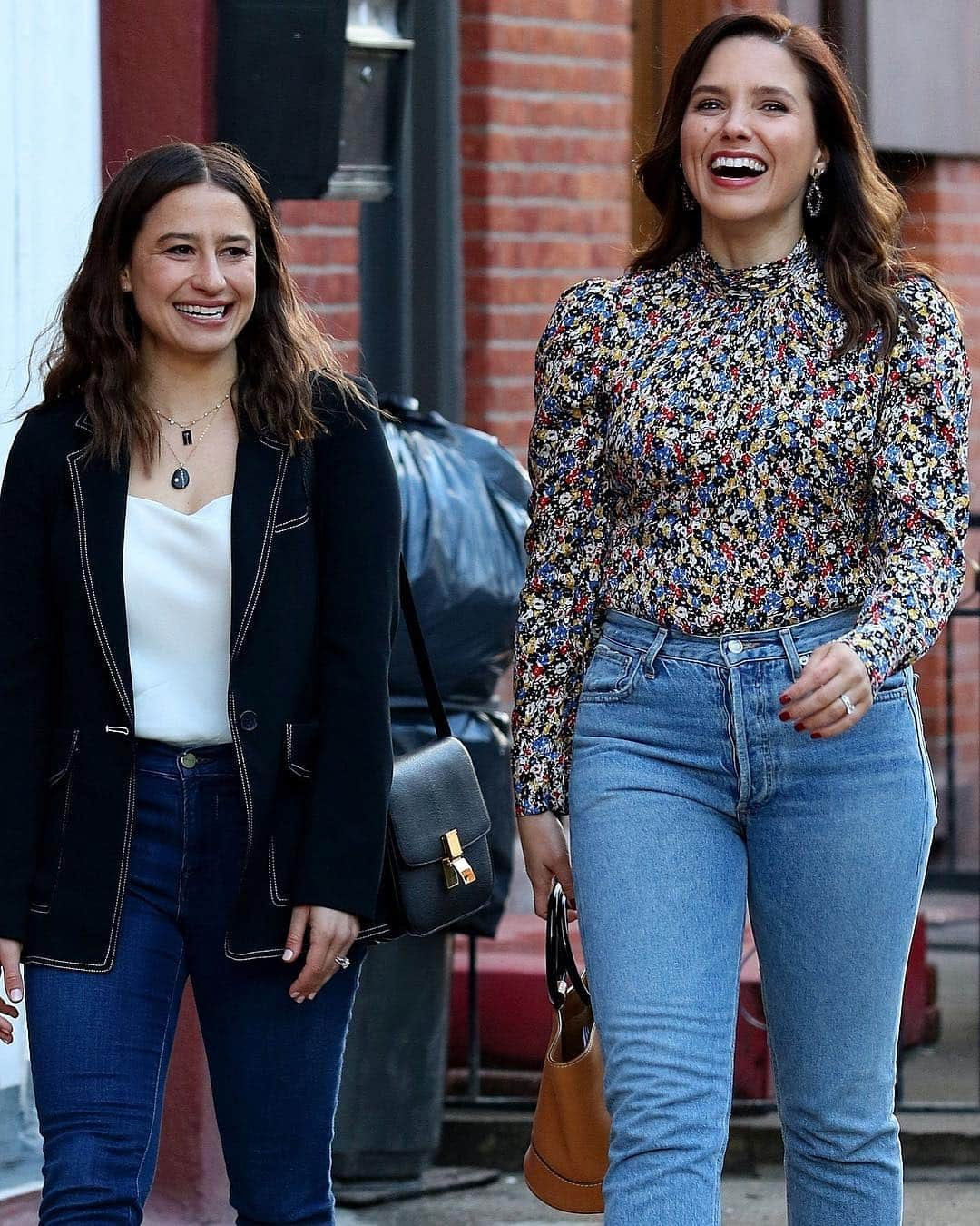 Just Jaredさんのインスタグラム写真 - (Just JaredInstagram)「@ilana & @sophiabush share a laugh on set of their upcoming horror movie “False Positive!” #IlanaGlazer #SophiaBush Photo: Backgrid」4月17日 15時05分 - justjared