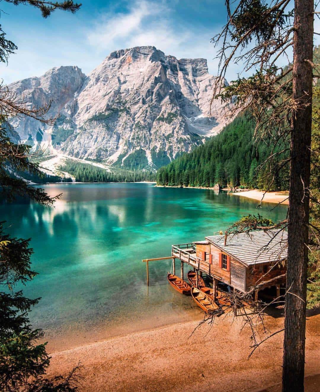Wonderful Placesさんのインスタグラム写真 - (Wonderful PlacesInstagram)「Lake Braies - Italy ✨💚💚💚✨ . Picture by ✨✨@mblockk✨✨ #wonderful_places for a feature 💚」4月17日 15時21分 - wonderful_places