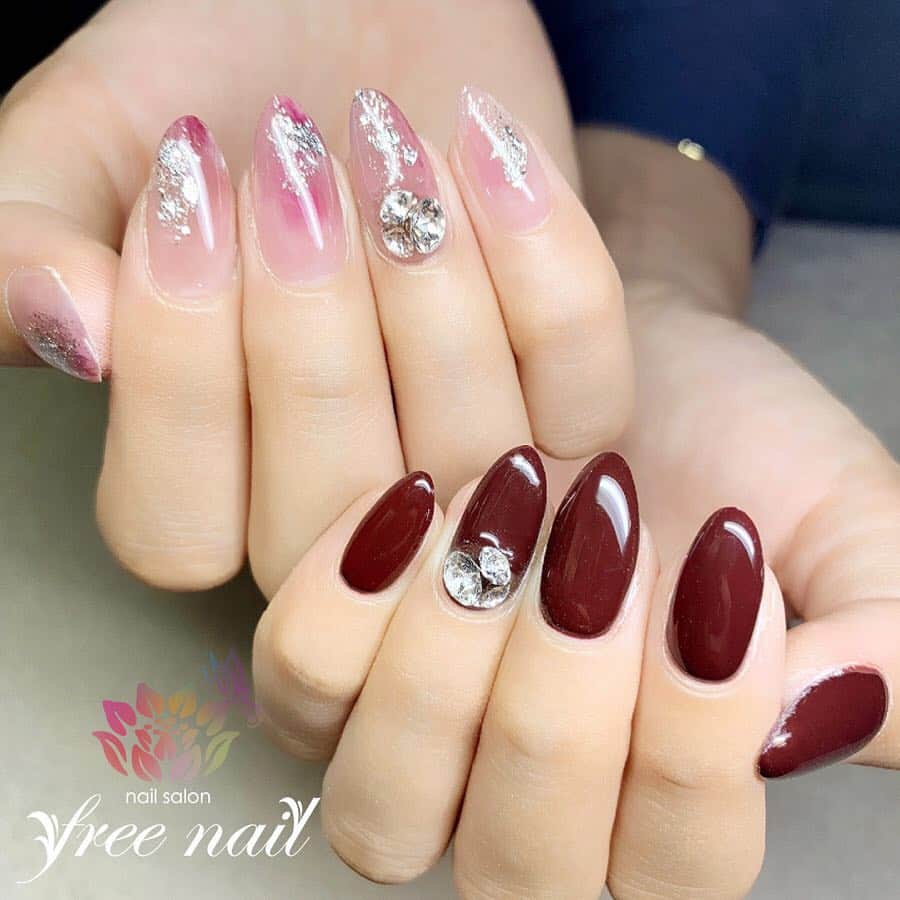 free nail フリーネイルのインスタグラム：「. お客様ネイル💅🏻🍀✨ . アシンメトリーネイル💗❤️✨ . ニュアンス×シンプルワンカラー☺️✨ . ⇨スワイプして動画もチェック☝🏻✨ . ご来店ありがとうございました🙇🏻‍♀️🙇🏻‍♀️🙇🏻‍♀️💗 . #ネイル #フリーネイル #ネイルアート #ジェルネイル #ネイルサロン #大阪ネイルサロン #ネイルデザイン #ネイルチェンジ #アシンメトリーネイル #アシメネイル #ニュアンスネイル #ワンカラーネイル #ビジューネイル #vカットストーン #ピンクネイル #ボルドーネイル #デザインネイル #トレンドネイル #春ネイル #スプリングネイル #美甲 #日式美甲 #springnails #nailsart #nailsalon #nailsdid #newnails #newnail #freenail」