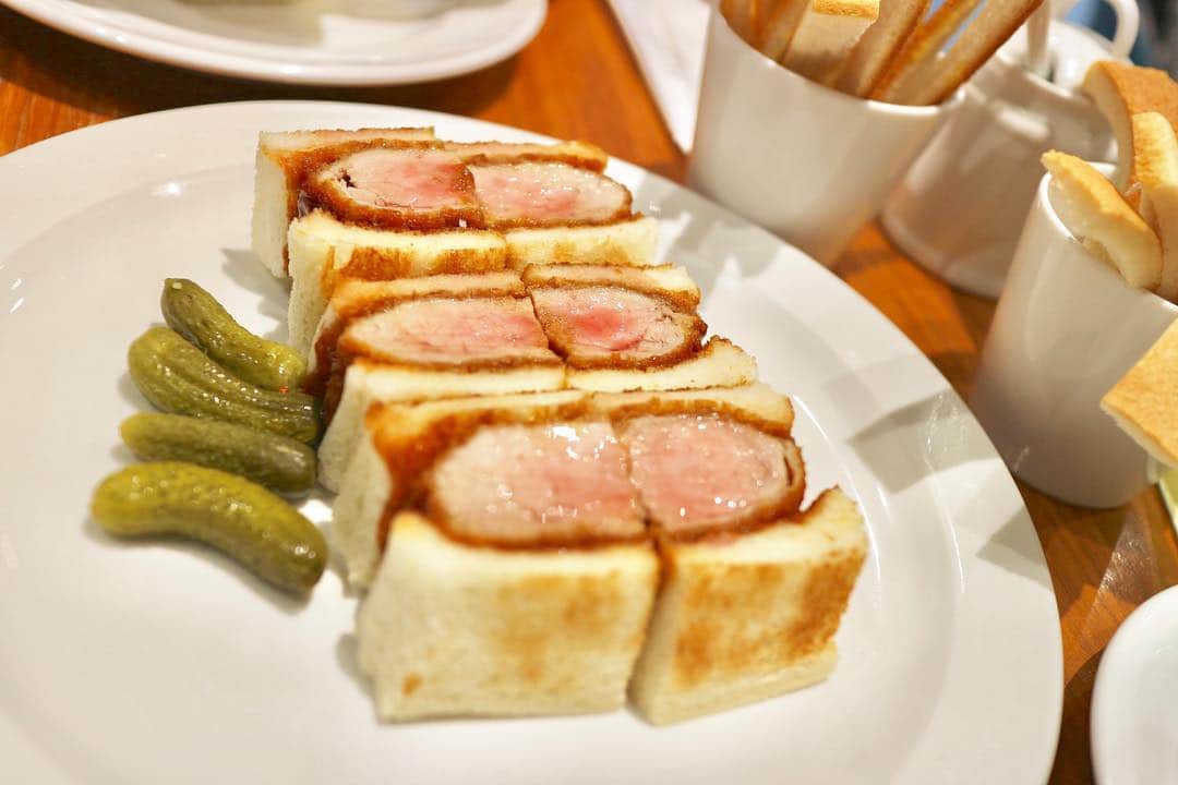 花田浩菜のインスタグラム：「先週は#セントルザベーカリー で#銀座ランチ したり大好き親子の生まれたばかりのベビちゃんに会いに行ったり😊 息子も新しい保育園に一時保育に行くようになったり仕事に行ったりなんだりであっという間に1週間が過ぎていく。 . 久しぶりに行ったセントルザベーカリー、#フィレカツサンド のボリューム凄い✨やはりここのパンはとても美味しい🤤テイクアウトで買ってピクニックもこれからの時期にはいいな〜😍また近々行きたいお店💕 . . 息子はお兄ちゃんお姉ちゃんが大好きなのですが、最近赤ちゃんもちゃんとわかるみたいで、この日も @shunri__cerise のベビちゃんをなでなで👶💕 エーンエーンしてる時はベビーベッドに様子見しにいったりと少し前までイヤイヤ凄かったんだけど、最近は優しいところも増えてなんだか胸キュンな母😂（🔜スワイプ） それにしても赤ちゃんってほんと神聖で可愛い〜😭😭でも一人産んでても抱っこ下手っぴな私。そんな私でもどうにかなるから人間って凄い👍笑 . . そんな最近ですが、おととい1歳半検診&予防接種を打ちにいき、ふうしばらく病院はないね👍と思っていたところ、昨日から息子が発熱💦朝は38度くらいでご飯も食べ元気あったので副反応かなー？と位にしか思っていなかったのですが、午後からぐったり&39度越えのお熱で小児科へ駆け込み💦 血液検査もしてもらったのですが異常無しで解熱剤もらって様子見てって事だったのでひとまず安心でしたが風邪なのか？突発性発疹なのか？？謎な状態。。 朝には41度まで熱が出ていて😭初めて見る40度越えはほんと心配だったけれど、お薬のお陰で今は37度まで下がってご飯も食べておしゃべりもしてくれて私の腕の中で就寝中🛌 お熱だからいつもより甘えん坊でぐずぐずで隣から一歩でも離れるとふぇ😭って感じでずっと横にいるけれど、早く元気になってほしいなあ😭 . . #育児日記 #1歳半 #1歳6ヶ月 #1歳児 #赤ちゃん #ママライフ #赤ちゃんのいる生活 #新米ママさんと繋がりたい #親バカ部 #男の子ママ #突発性発疹 #ig_oyabakabu #happy #happydays」