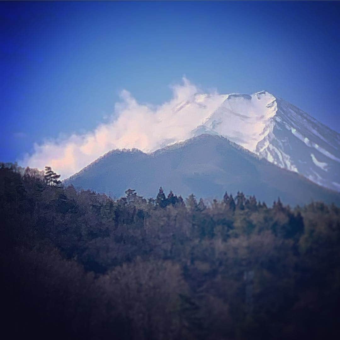 石田昌宏さんのインスタグラム写真 - (石田昌宏Instagram)「病院から富士山、見えた。  #unknownjapan #都留市」4月17日 15時39分 - masahiro_ishida_