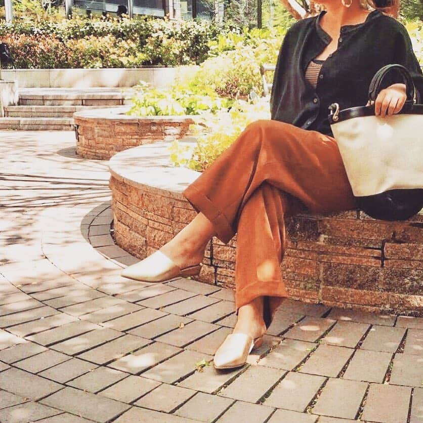 CARNET OFFICIALのインスタグラム：「暖かくなってきた今の季節にピッタリなスリッパミュール👡🌸 2cmのベージュカラースタックヒールで大人ラフな雰囲気に☺️ 内側にゴムが入っているので履き心地もバッチリです👌  本日4/17より4/26まで【ラフスタイルコレクション】実施中です⭐️ 今から夏まで履ける！楽なのにオシャレ！なラフシューズを多数取り揃えております。 GWのお出掛け用にもいかがでしょうか😊 是非お立ち寄りくださいませ✨  shoes◼︎GE-116-1902 ¥14,000+tax bag◼︎B-TOV11B20-1902 ¥17,000+tax  商品の詳細は @daniella_and_gemma  をチェック☞﻿ #fashion  #fashionista  #springfashion  #summerfashion  #mule  #goldmules  #daniellaandgemma  #danigemma  #春コーデ  #ファッション #夏コーデ  #大人カジュアル  #ラフコーデ  #ミュール  #メタリックカラー  #ダニエラアンドジェマ  #ダニジェマ  #新丸ビル #二子玉川ライズ」