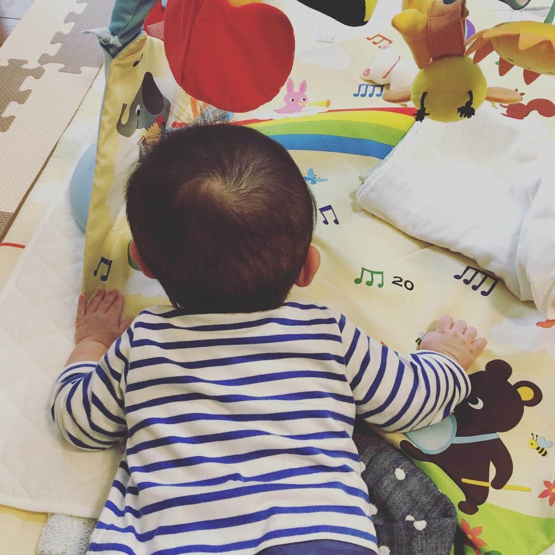 百千糸のインスタグラム：「寝返りできたね！！！」