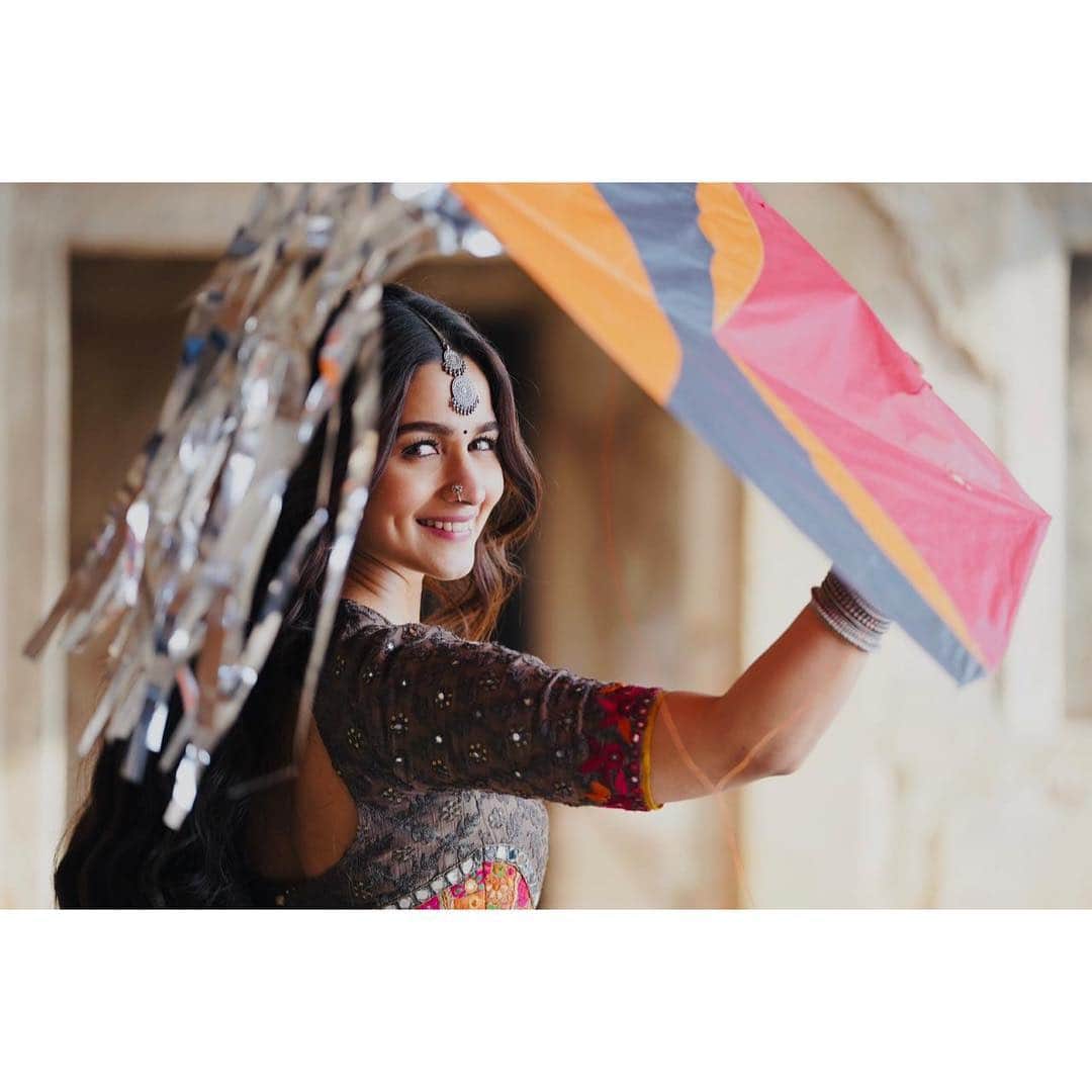 アリア・バットのインスタグラム：「Aaj Se Kalank ♥️」