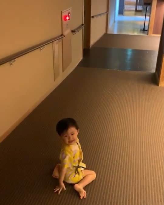 都倉賢のインスタグラム：「娘の成長と共に親も成長させてもらってるって本当に最近よく思います😃  有難う😘  先日ただ娘が走って転んで起き上がっただけなんだけどそこに人生の全てが集約されてるなぁ〜なんて大袈裟なことを感じていて…笑  そしたらなんか、ふとネルソンマンデラさんの名言が頭をよぎったのでシェアします👍 “The greatest glory in living lies not in never falling, but in rising every time we fall” 「生きるうえで最も偉大な栄光は、決して転ばないことにあるのではない。 転ぶたびに起き上がり続けることにある」  って大袈裟だね…笑  でも子供って凄いな🧒  パパも頑張るぞー💪💪💪」