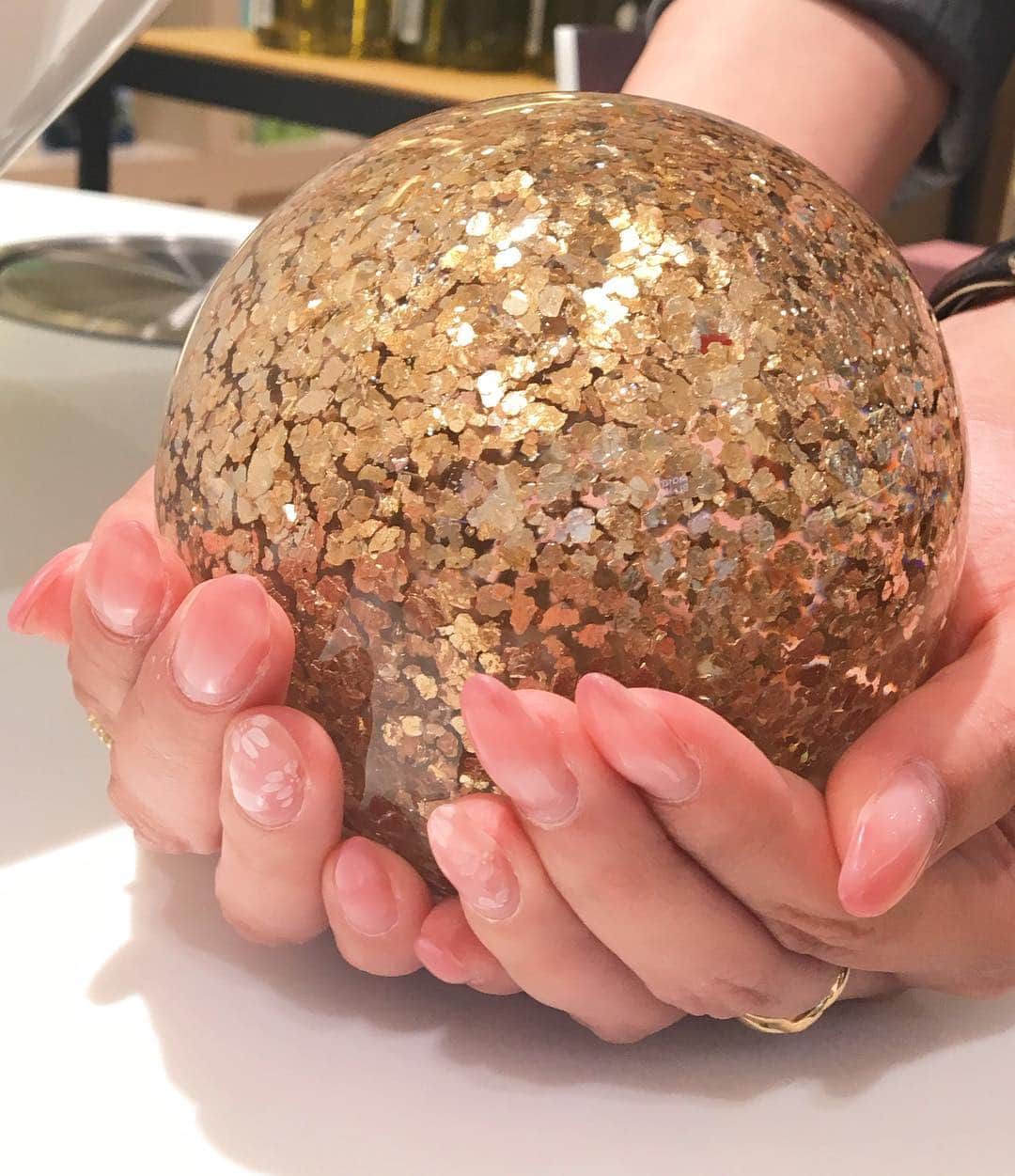 Omotecho Style Storeさんのインスタグラム写真 - (Omotecho Style StoreInstagram)「お洒落な DYNASTY GALLERY のペーパーウェイト！ 素敵なオブジェにもなります♪ #dynasty  #ペーパーウェイト  #ゴールド  #インテリア  #プレゼント  #セレクトショップ  #ガラス  #岡山  #ゴージャス  #paperweight #glass」4月17日 15時56分 - omotechostylestore