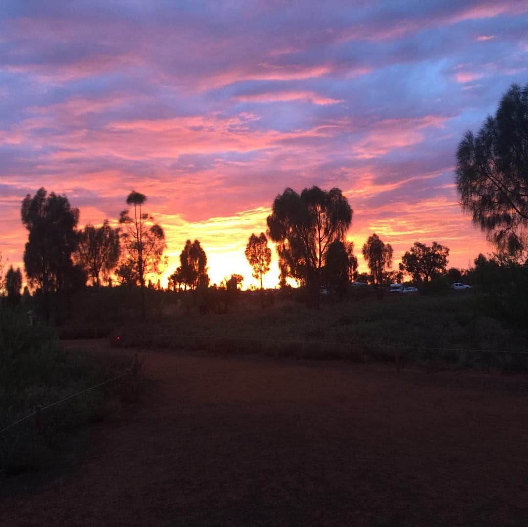 香西咲さんのインスタグラム写真 - (香西咲Instagram)「自然が私に魅せてくれた表情🌅  #Australia  #ululu  #airsrock  #sunrise」4月17日 16時05分 - saki.kouzai