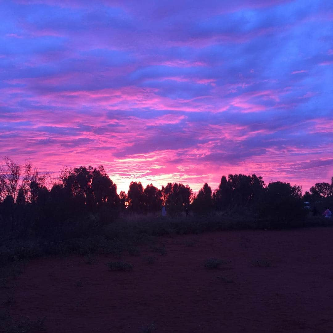 香西咲さんのインスタグラム写真 - (香西咲Instagram)「自然が私に魅せてくれた表情🌅  #Australia  #ululu  #airsrock  #sunrise」4月17日 16時05分 - saki.kouzai