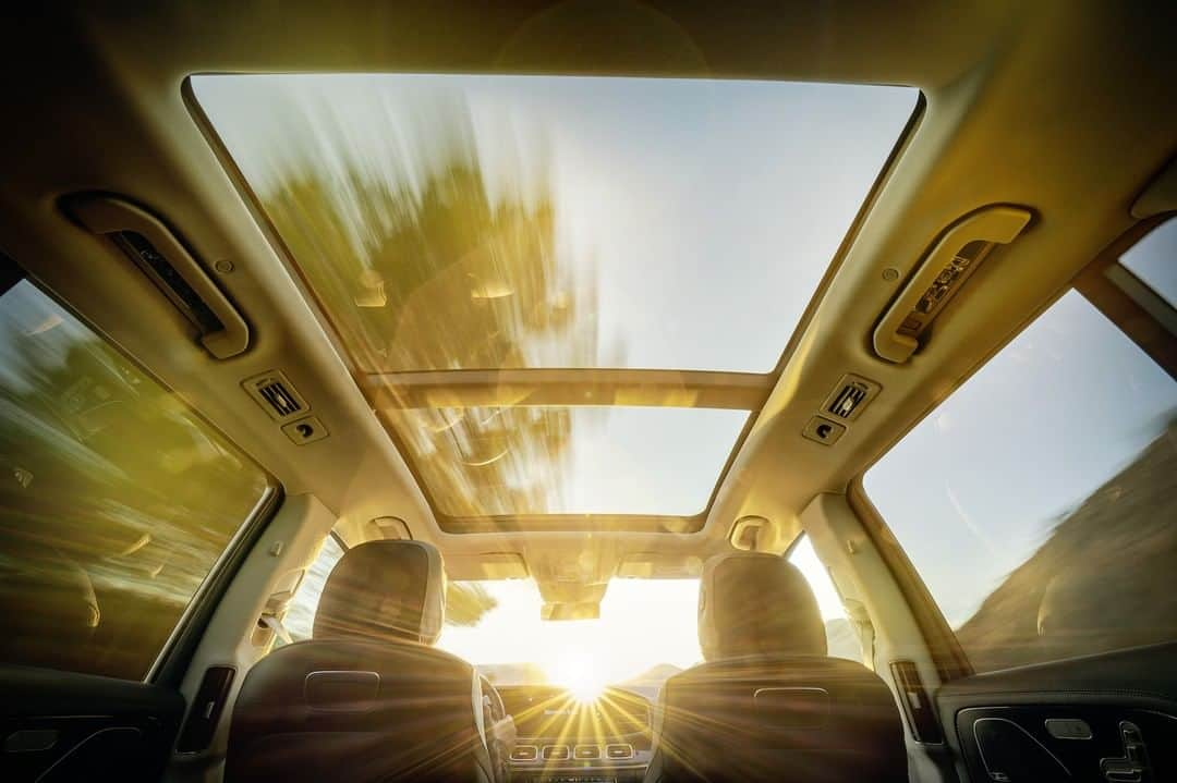 メルセデス・ベンツさんのインスタグラム写真 - (メルセデス・ベンツInstagram)「Space redefined - the new Mercedes-Benz GLS.  New York International Auto Show 17.4.2019 #NYIAS  #MercedesBenz #Mercedes #MBcars #SUV #GLS #NY」4月17日 16時00分 - mercedesbenz