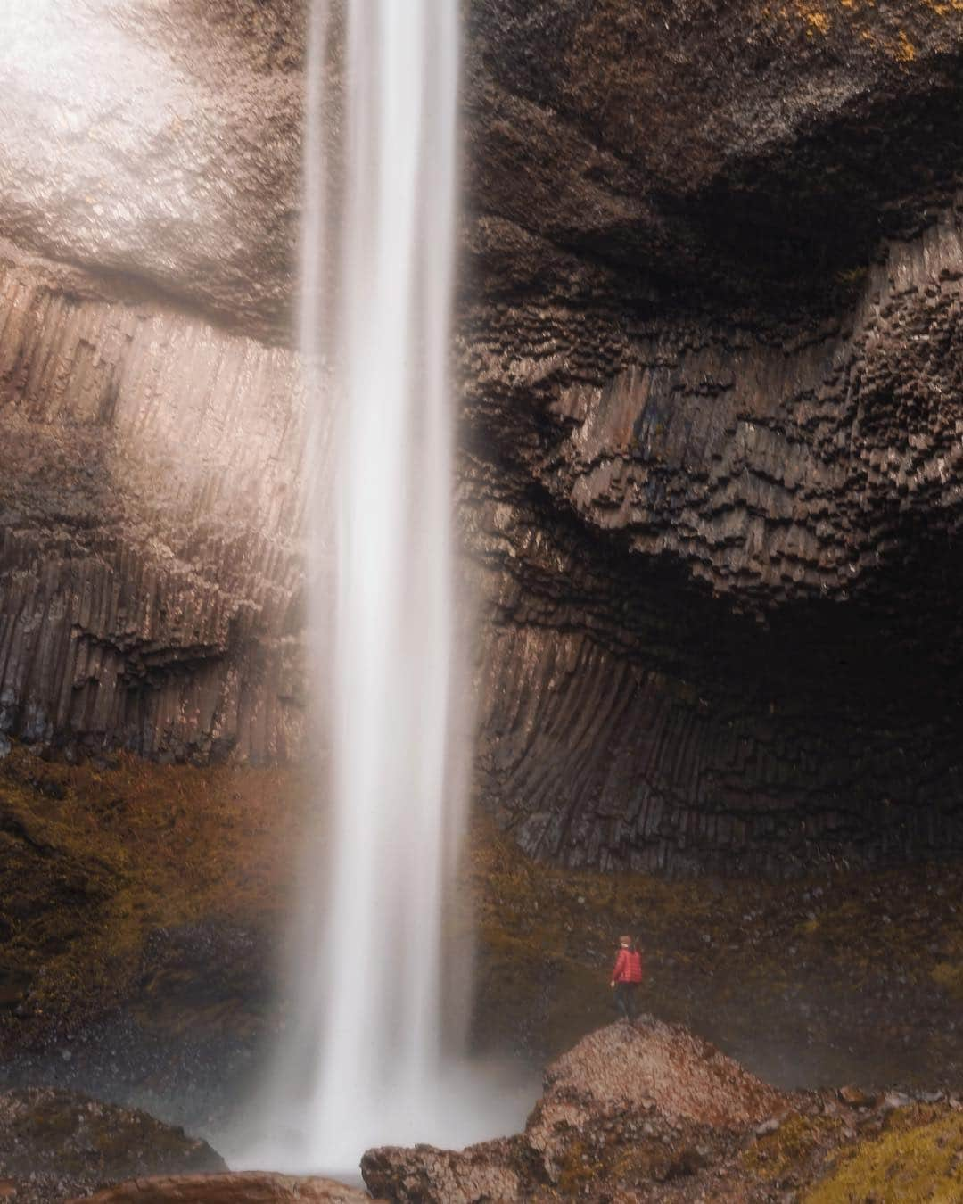 Canon Photographyさんのインスタグラム写真 - (Canon PhotographyInstagram)「Which waterfall is your favourite? 1-Multnomah Falls, 2-Panther Creek Falls or 3- Latourell Falls? Photos | @ianharper @henry.nathan @cpcreatives #chasingwaterfalls」4月17日 16時03分 - cpcollectives