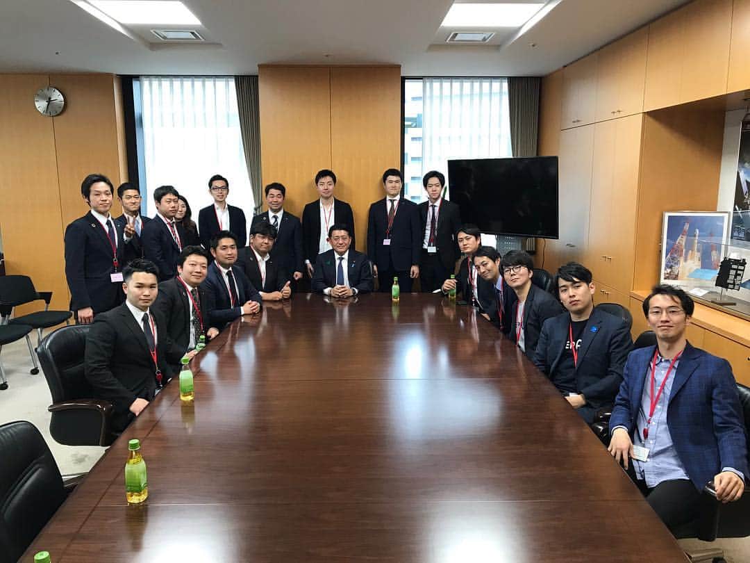 平井卓也さんのインスタグラム写真 - (平井卓也Instagram)「高松JCのメンバーの皆さん他が研修で上京され、永田町GRIDでシェアリングエコノミー協会で勉強会、その後、大臣室に立ち寄ってくれました。有意義な研修会になることを祈念します。#平井卓也 #シェアリングエコノミー #高松青年会議所」4月17日 16時03分 - hiratakuchan0125