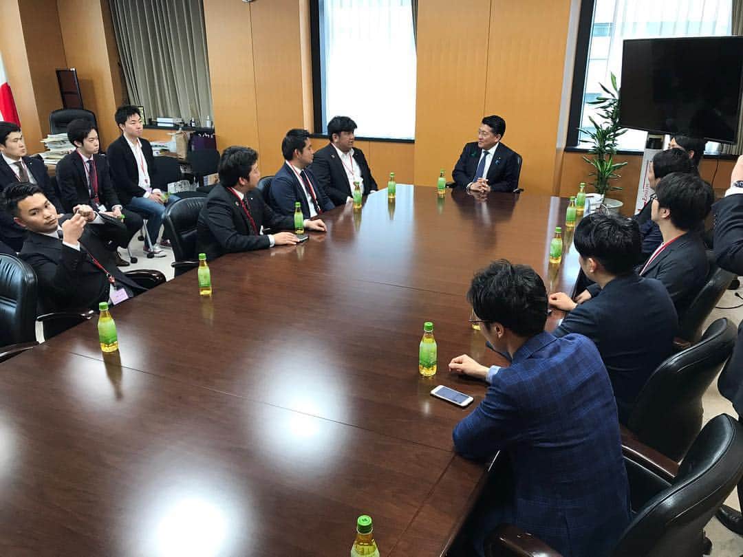 平井卓也さんのインスタグラム写真 - (平井卓也Instagram)「高松JCのメンバーの皆さん他が研修で上京され、永田町GRIDでシェアリングエコノミー協会で勉強会、その後、大臣室に立ち寄ってくれました。有意義な研修会になることを祈念します。#平井卓也 #シェアリングエコノミー #高松青年会議所」4月17日 16時03分 - hiratakuchan0125