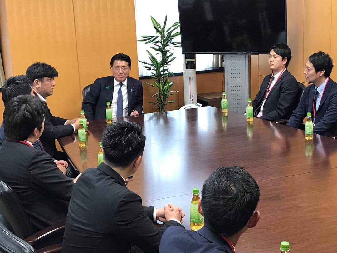 平井卓也さんのインスタグラム写真 - (平井卓也Instagram)「高松JCのメンバーの皆さん他が研修で上京され、永田町GRIDでシェアリングエコノミー協会で勉強会、その後、大臣室に立ち寄ってくれました。有意義な研修会になることを祈念します。#平井卓也 #シェアリングエコノミー #高松青年会議所」4月17日 16時03分 - hiratakuchan0125