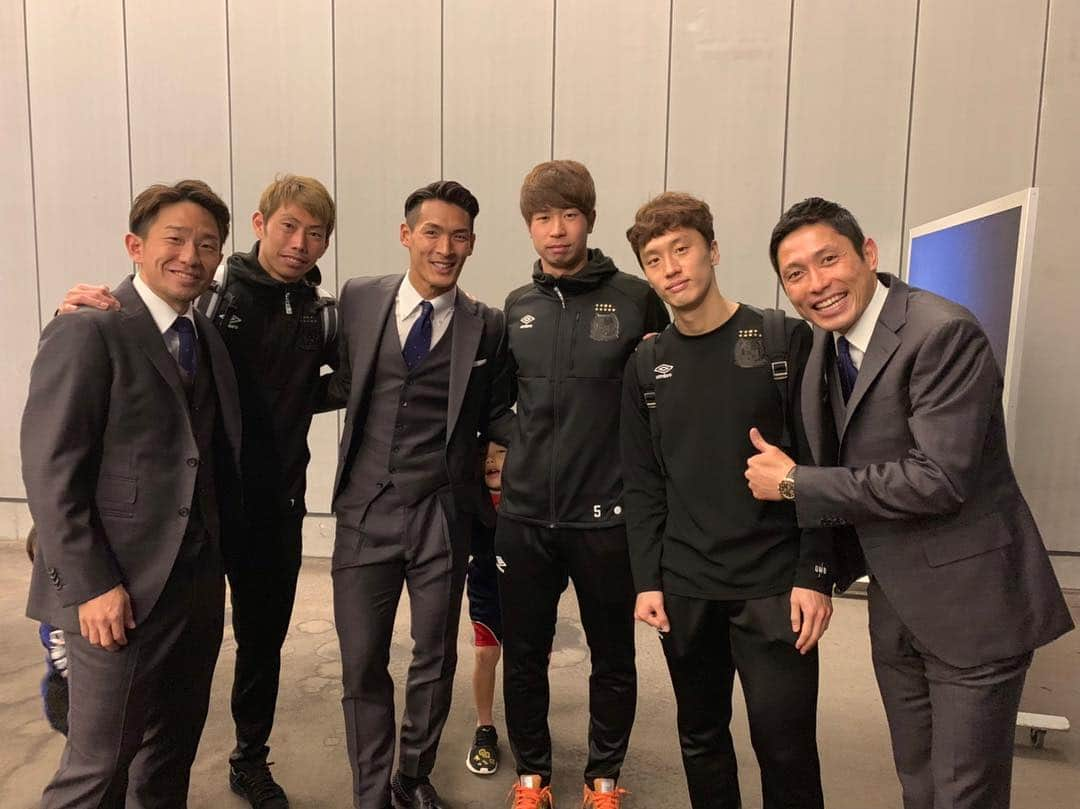 宇賀神友弥さんのインスタグラム写真 - (宇賀神友弥Instagram)「試合が終わればみんな仲間✨  サッカーは本当に素晴らしいスポーツだ⚽️ #浦和レッズ #ガンバ大阪#宇賀神友弥#東口順昭 #槙野智章#三浦弦太#オ・ジェソク#森脇良太」4月17日 16時10分 - ugajin.no3