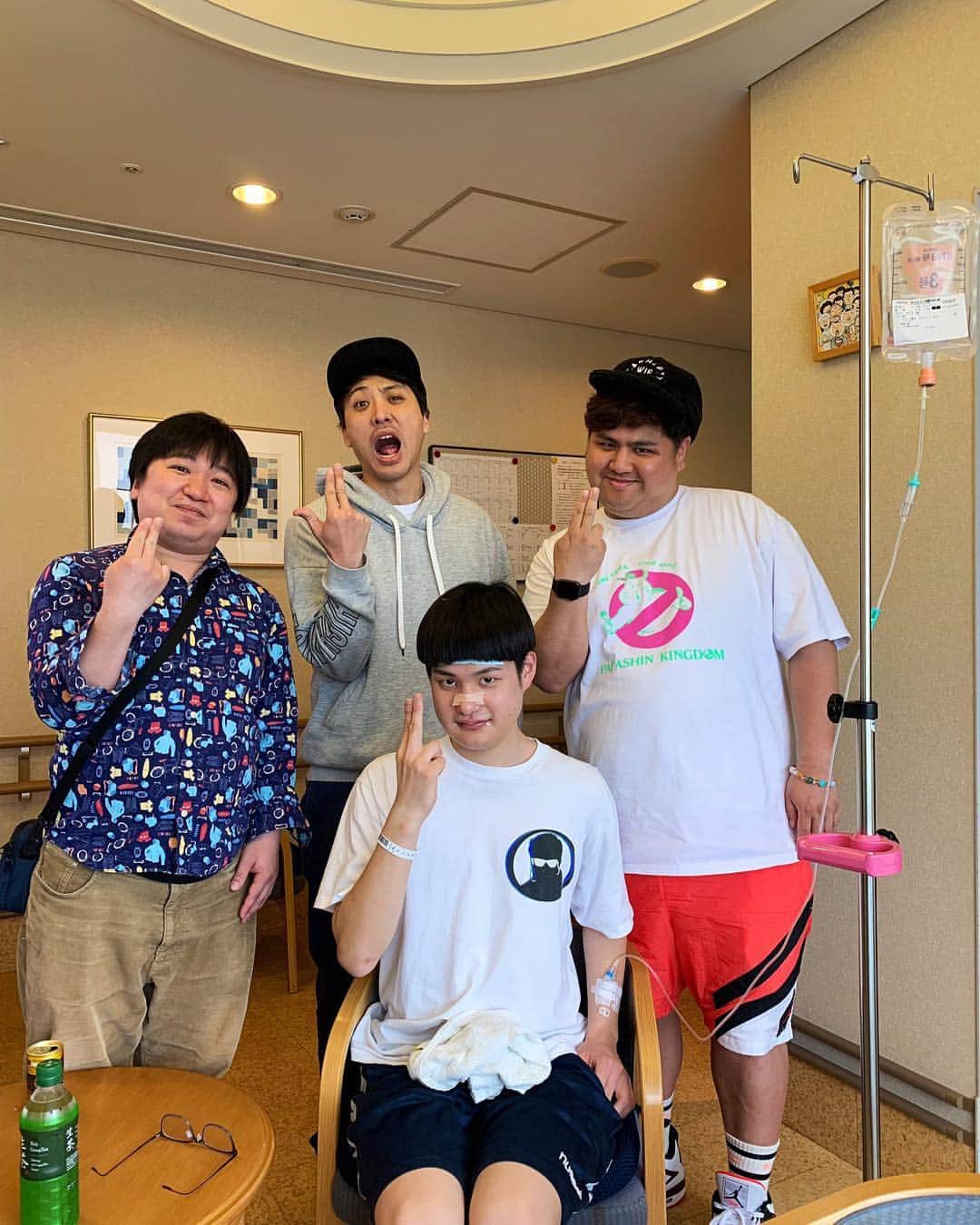 池田真一のインスタグラム：「九条の見舞い行ってきたよー！ 入院中読めるように僕のお気に入りの本貸してあげたら寝れんくなるって怒ってた😆 めちゃくちゃ元気そうでした！」