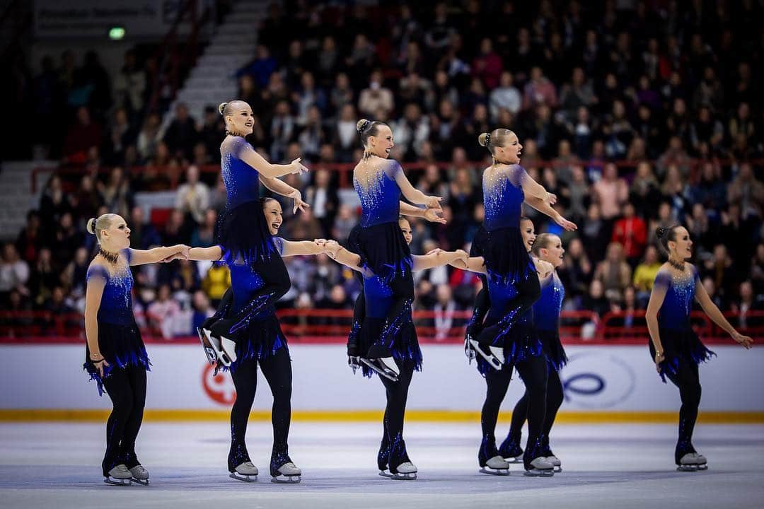 ISUグランプリシリーズさんのインスタグラム写真 - (ISUグランプリシリーズInstagram)「Remember the experience for the rest of your life... #WorldSynchro #SynchroSkating」4月17日 16時32分 - isufigureskating_x