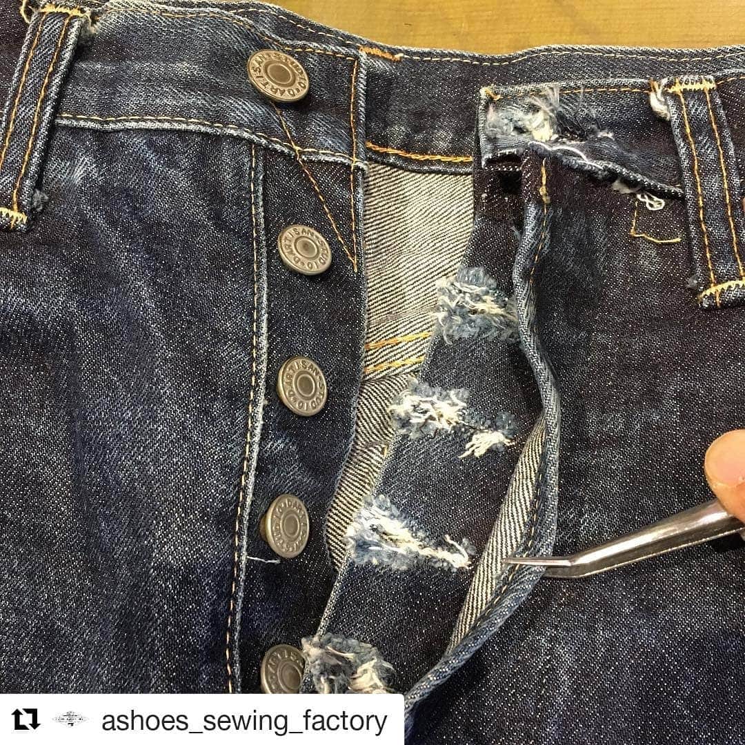 select shop「ASHOES」 SHOP STAFFのインスタグラム：「#Repost @ashoes_sewing_factory (@get_repost) ・・・ 全ボタンホール フルレストア。  トップボタンホール部は 広げて セカンドボタン以降は 比翼を外して。  補強も施して オリジナルよりも 強度を上げました。  お気軽に ご相談ください。 −−−−−−−−−−− ジーンズを カッティングから 丸縫いしています。  シルエットの別注も 可能です。  丸縫いからリペアへのフィードバック またその逆も。 −−−−−−−−−−− #リメイク #デニムリペア #ジーンズ修理 #デニム修理 #サイズ変更 #幅出し #handmade #ハンドメイド #ashoes #亜洲'S #さいたま #大宮 #デニム #ジーンズ #裾上げ #チェーンステッチ #お直し #リペア #穴埋め #タタキ #singersewing #Unionspecial #sewing #sewingmachine #ミシン #シンガーミシン #ユニオンスペシャル #jukI #unionspecial43200g」