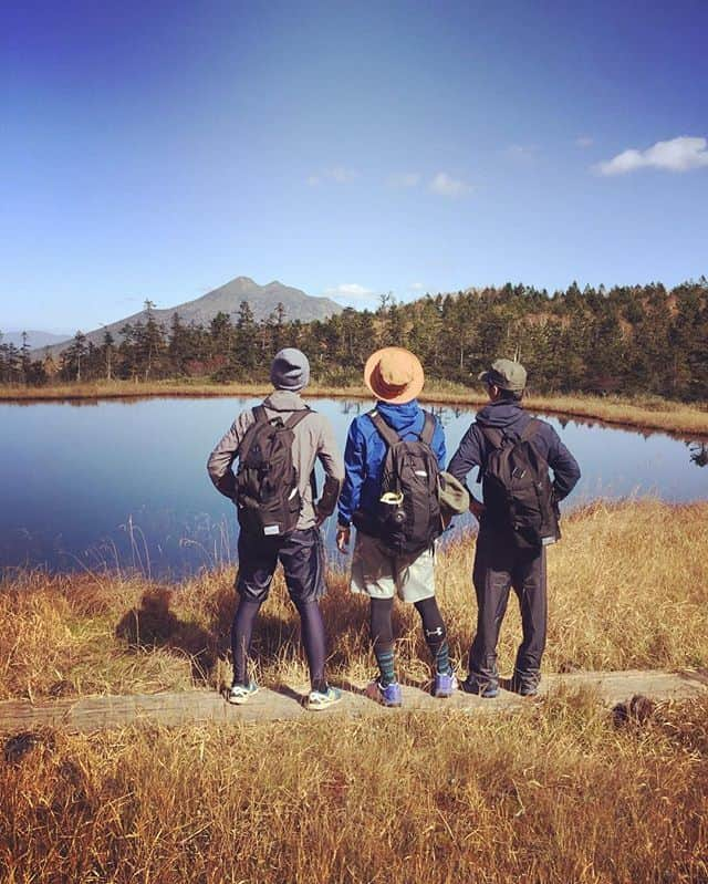 尾瀬旅のインスタグラム：「. 3人だけが共有できる景色。 . . #尾瀬旅 #oze #ozextreme #japantrip #japantravel #旅の思い出 #旅好きな人と繋がりたい #アウトドア #絶景 #自然 #outdoorlife #登山好きな人とつながりたい #山好きな人と繋がりたい #観光スポット #アウトドアな休日 #カメラ男子 #カメラ好きな人と繋がりたい #カメラ好き #カメラのある生活 #カメラ部 . . . ============== Repost from @jun_f38 さん . . 途中経過⛰ 頂上までひたすら歩き続ける。 . カップラーメンが早く食べたい . . #尾瀬#風景#山#秋#登山#山登り#野鳥#空#雲#紅葉 ==============」