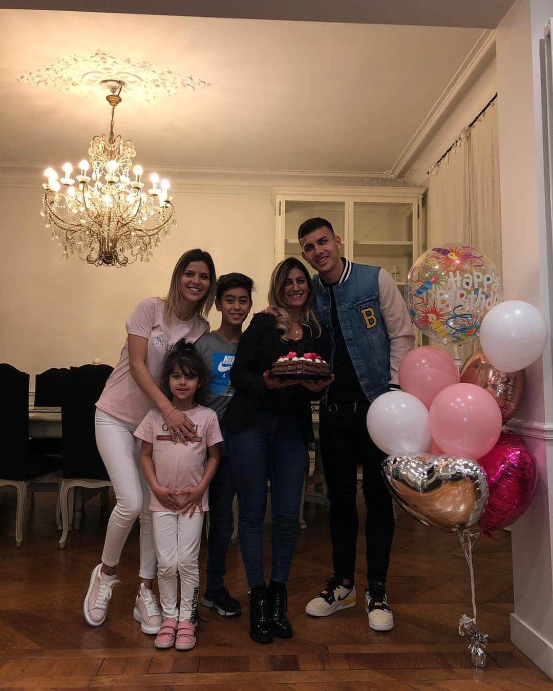 レアンドロ・ダニエル・パレデスのインスタグラム：「Feliz cumple hermanita 🎉🎊❤️te amamos ❤️」