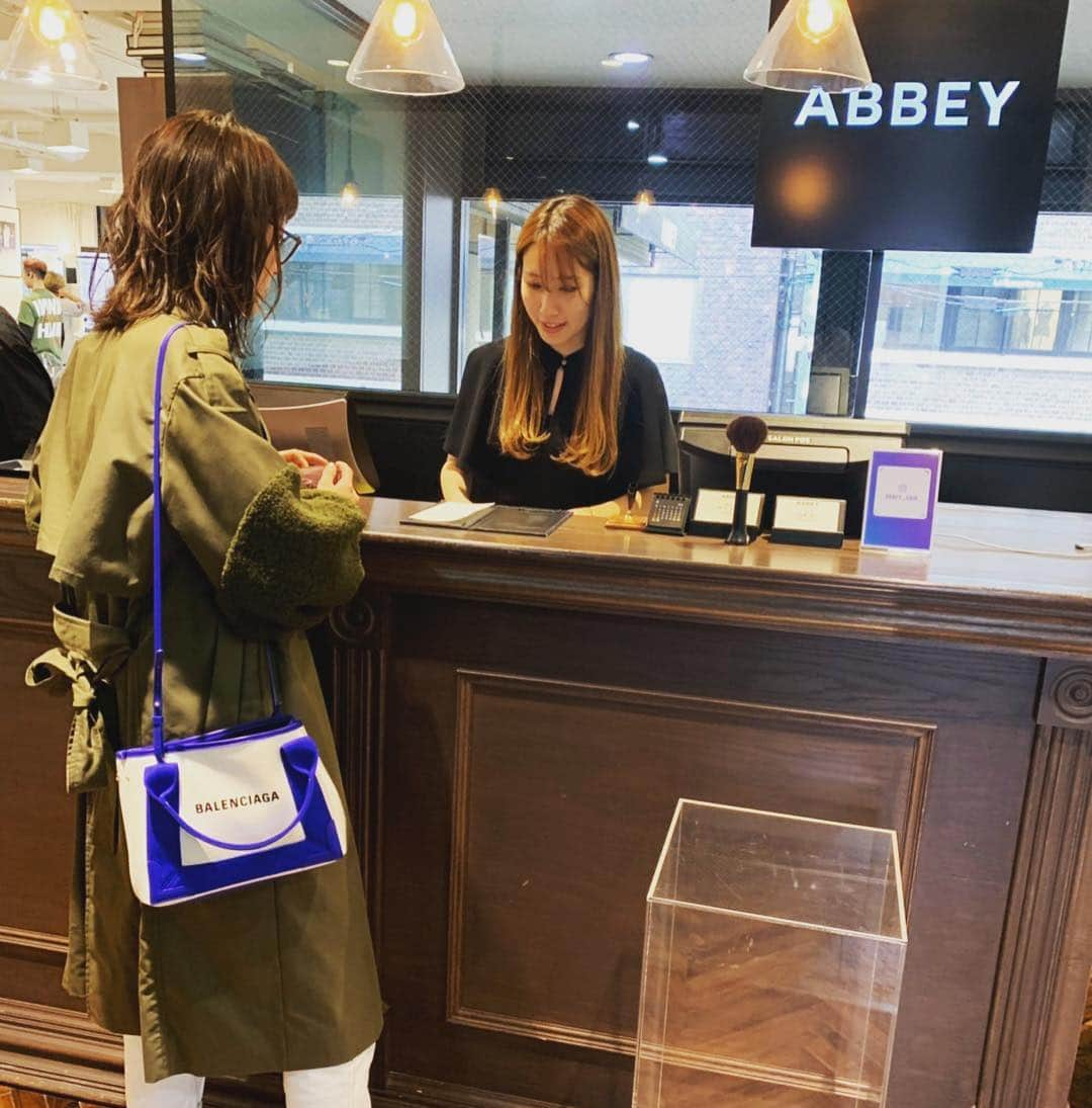 馬淵優佳さんのインスタグラム写真 - (馬淵優佳Instagram)「すんごくいい色に染まってルンルン🎶 #abbey#表参道#ハイライト#カラー#アッシュベージュ#トリートメント」4月17日 16時35分 - mabu0205