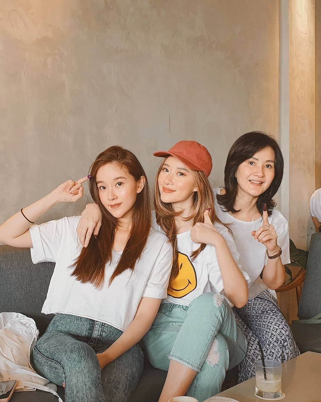 エリッサ・ヤマダのインスタグラム：「Beda jari, SATU pilihan. 🇮🇩✔」