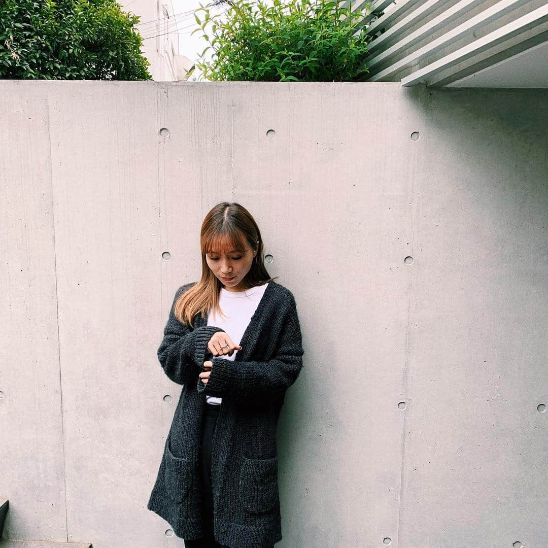 鎌田安里紗さんのインスタグラム写真 - (鎌田安里紗Instagram)「ウールについて学んでいます、その４。 意外と人気なこのシリーズ🐏🐏 わたしも少しずつ少しずつウールへの理解深めてます。なにかが分かっていく過程はたのしい。 改めて、ウール博士、安江さんに聞いたのはこんなこと。 . ・ウールが自然に優しい素材と言われるのはなぜですか？ ・ウールが環境に与えるネガティヴな影響をあげるとするとなんですか？それに対してどのような対策をしている農場があるのですか？ ・動物愛護の観点からウールが問題視されることがあるのはなぜですか？それに対してどのような対策をしている農場があるのですか？ ・ウールアイテムを長く大切にするために、お家でできるケアはどんなことですか？ . 今回は4点目、ウールのケアについてです。 わたしもウールのコート、ニット、スカート、ブランケットなどなど、たくさんのウールのアイテムを持っています。 . 毎年冬になるとニットを出してきて、あたたかく過ごして、また来年ね、ってクローゼットにしまう。何年も何年も一緒に過ごせるアイテムですよね🍎🍎 . だからこそ、わたしが安江さんに教えてもらいたかったのがケアのこと。 どんな風にケアするかで、お洋服がどれだけ長持ちするかは当然変わってくるもんね。 . ポイントはこのあたり✍🏻✍🏻 . ・ブラシをかける 毛玉ができたときにブラッシングして毛玉をとるのではなく、着たあとは必ずブラッシングして埃をとることで、そもそも毛玉ができにくくなるんだそう。（毎回は面倒だわって人はまあできる限り） . ・風を通す ウールは繊維そのものがもつ自然の防臭効果があるから、毎回お洗濯する必要がありません。着用後は、ベッドやタオルの上に寝かせて、1時間ほど置いておけばよいんだって。 . ・休ませる 一度着たら24時間以上休ませる。そうするとウール繊維本来の回復力と弾力で形状が戻るんだそう。（すごいなぁ）毎日連続で着ないってことですね。保管は畳みで！ . ・バスルームに吊るす 着用後、蒸気の立ち込めたバスルームに吊るしておくと、自然とシワが伸びてリフレッシュするんだそう。常にクリーニング出さねばと思いがちなウールスーツも実はこの方法でOKなんだとか。 . これって当たり前に知ってることなのかしら？わたしはぜんぜん知らなくて。ちょっと聞いたことあってもなかなか実践できていなかったり。 ちょっと手をかけるだけで、お洋服がしゃんとして佇まいがきれいになるから、ケアについて学びたい、力を入れたい2019年です🌿🌿 . 引き続きウールについて質問があったらこちらの投稿にお願いします◎◎ #Teamwool #ウールマーク #woolmark」4月17日 16時38分 - arisa_kamada