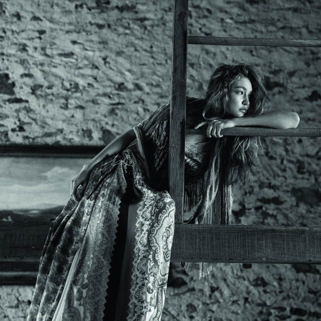 エトロさんのインスタグラム写真 - (エトロInstagram)「In the May issue of @vogueczechoslovakia, @gigihadid is a dream come true in a Paisley print #Etro dress with colour-block inserts and contrasting piping. ⠀⠀⠀⠀⠀⠀⠀⠀⠀ Styling: @kralicek Photographer: @helenachristensen  #ETROWoman #ETROEditorials #VOGUEcs #GigiHadid」4月17日 16時47分 - etro