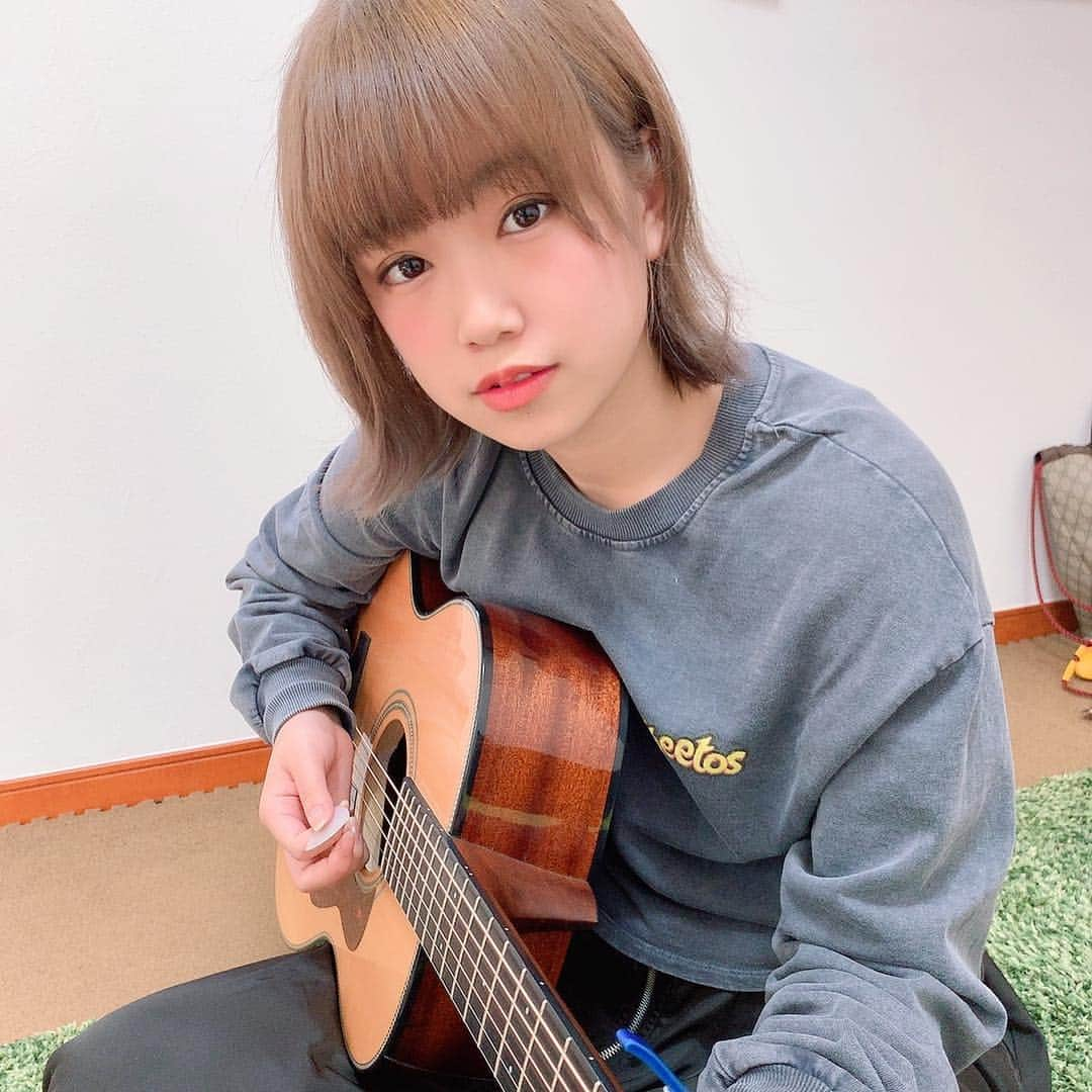 谷藤海咲さんのインスタグラム写真 - (谷藤海咲Instagram)「ギター練習中🎸💕 ずーーっとひいてるから自分のギターが可愛くて可愛くて仕方ない😂 まだまだできる曲少ないからもっと頑張るぞい みんなこの曲弾いて欲しいー！とかあったらコメントしてね😳✨」4月17日 16時47分 - tanifuji_misaki