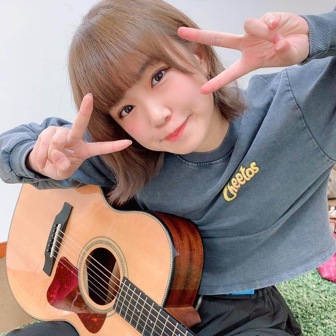 谷藤海咲さんのインスタグラム写真 - (谷藤海咲Instagram)「ギター練習中🎸💕 ずーーっとひいてるから自分のギターが可愛くて可愛くて仕方ない😂 まだまだできる曲少ないからもっと頑張るぞい みんなこの曲弾いて欲しいー！とかあったらコメントしてね😳✨」4月17日 16時47分 - tanifuji_misaki