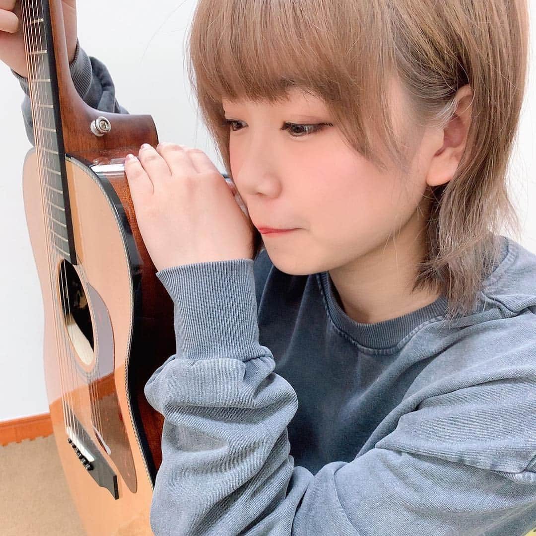 のインスタグラム：「ギター練習中🎸💕 ずーーっとひいてるから自分のギターが可愛くて可愛くて仕方ない😂 まだまだできる曲少ないからもっと頑張るぞい みんなこの曲弾いて欲しいー！とかあったらコメントしてね😳✨」