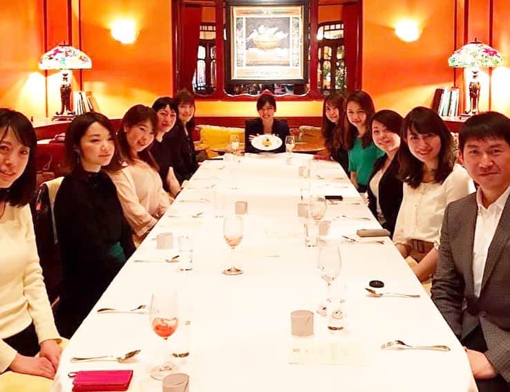下田奈奈さんのインスタグラム写真 - (下田奈奈Instagram)「* 広報表彰おめでとうランチ会🥳🥂﻿ ﻿ 広報担当者が約200名ほど所属するPRacademyさんにて、広報活動の年間総合評価で7位を頂きました👏✨﻿ ﻿  主催者の栗田さんからの一年間の激励として、トップ10受賞者のみなさんとお祝いランチ会を🥂﻿ ﻿ 11人で並んでいただくランチは、なんだか最後の晩餐みたいなすごい雰囲気に‥🤣笑  思わず仕事の合間であることを忘れてしまいそうなほど優雅な代官山レストラン#メゾンポールボキューズ でのコースランチ🍴💕﻿ お酒飲みたくなりましたが、流石に我慢‥😑笑 ﻿  色々なお料理がプレートの様に盛り付けられて出てくるタイプで、どれも本当に美味しくボリュームも満点❤️﻿ ﻿ 最後の食べ放題のワゴンデザートも選ぶのが楽しくてテンション上がりました〜﻿🍰 ただ、デザートの頃には既にお腹が満腹だったので、いちごのタルト＆フルーツだけで我慢‥😑 ﻿ 代官山の地下のあんな隠れたところにオシャレなお店があったとは👀✨﻿ また今度プライベートでも訪れたいです☕️❤️﻿ ﻿ ﻿ 広報業務に関しては、まだまだ未熟な部分だらけですが、こういう形で一年間の活動を振り返るきっかけができて良かったです☺️﻿ ﻿ 新卒の時からずっと思っていることですが、やっぱり振り返りって大事ですね。ついつい日々に追われていると忘れがちなんですが😅💦﻿ ﻿ 今回、アワードをきっかけに一年間の広報活動を振り返ってみて改めてそう感じました。今年度は、昨年度の反省を生かしてレベルアップしたいと思っています✨﻿ ﻿ 昨年度に仕込んできた地道な広報活動が、一年越しに徐々に形になりはじめていることがあって嬉しいなぁ🌸﻿ ﻿ ﻿ #広報 #広報女子 #広報担当 #働く女子 #働く女性 #olの日常 #週末モデル #monokrom #パレットキャリア」4月17日 16時50分 - shimodanana