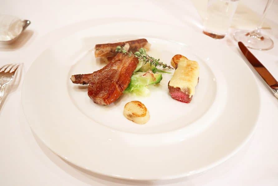 下田奈奈さんのインスタグラム写真 - (下田奈奈Instagram)「* 広報表彰おめでとうランチ会🥳🥂﻿ ﻿ 広報担当者が約200名ほど所属するPRacademyさんにて、広報活動の年間総合評価で7位を頂きました👏✨﻿ ﻿  主催者の栗田さんからの一年間の激励として、トップ10受賞者のみなさんとお祝いランチ会を🥂﻿ ﻿ 11人で並んでいただくランチは、なんだか最後の晩餐みたいなすごい雰囲気に‥🤣笑  思わず仕事の合間であることを忘れてしまいそうなほど優雅な代官山レストラン#メゾンポールボキューズ でのコースランチ🍴💕﻿ お酒飲みたくなりましたが、流石に我慢‥😑笑 ﻿  色々なお料理がプレートの様に盛り付けられて出てくるタイプで、どれも本当に美味しくボリュームも満点❤️﻿ ﻿ 最後の食べ放題のワゴンデザートも選ぶのが楽しくてテンション上がりました〜﻿🍰 ただ、デザートの頃には既にお腹が満腹だったので、いちごのタルト＆フルーツだけで我慢‥😑 ﻿ 代官山の地下のあんな隠れたところにオシャレなお店があったとは👀✨﻿ また今度プライベートでも訪れたいです☕️❤️﻿ ﻿ ﻿ 広報業務に関しては、まだまだ未熟な部分だらけですが、こういう形で一年間の活動を振り返るきっかけができて良かったです☺️﻿ ﻿ 新卒の時からずっと思っていることですが、やっぱり振り返りって大事ですね。ついつい日々に追われていると忘れがちなんですが😅💦﻿ ﻿ 今回、アワードをきっかけに一年間の広報活動を振り返ってみて改めてそう感じました。今年度は、昨年度の反省を生かしてレベルアップしたいと思っています✨﻿ ﻿ 昨年度に仕込んできた地道な広報活動が、一年越しに徐々に形になりはじめていることがあって嬉しいなぁ🌸﻿ ﻿ ﻿ #広報 #広報女子 #広報担当 #働く女子 #働く女性 #olの日常 #週末モデル #monokrom #パレットキャリア」4月17日 16時50分 - shimodanana