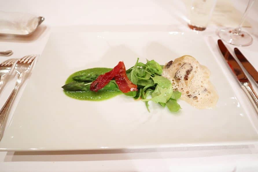 下田奈奈さんのインスタグラム写真 - (下田奈奈Instagram)「* 広報表彰おめでとうランチ会🥳🥂﻿ ﻿ 広報担当者が約200名ほど所属するPRacademyさんにて、広報活動の年間総合評価で7位を頂きました👏✨﻿ ﻿  主催者の栗田さんからの一年間の激励として、トップ10受賞者のみなさんとお祝いランチ会を🥂﻿ ﻿ 11人で並んでいただくランチは、なんだか最後の晩餐みたいなすごい雰囲気に‥🤣笑  思わず仕事の合間であることを忘れてしまいそうなほど優雅な代官山レストラン#メゾンポールボキューズ でのコースランチ🍴💕﻿ お酒飲みたくなりましたが、流石に我慢‥😑笑 ﻿  色々なお料理がプレートの様に盛り付けられて出てくるタイプで、どれも本当に美味しくボリュームも満点❤️﻿ ﻿ 最後の食べ放題のワゴンデザートも選ぶのが楽しくてテンション上がりました〜﻿🍰 ただ、デザートの頃には既にお腹が満腹だったので、いちごのタルト＆フルーツだけで我慢‥😑 ﻿ 代官山の地下のあんな隠れたところにオシャレなお店があったとは👀✨﻿ また今度プライベートでも訪れたいです☕️❤️﻿ ﻿ ﻿ 広報業務に関しては、まだまだ未熟な部分だらけですが、こういう形で一年間の活動を振り返るきっかけができて良かったです☺️﻿ ﻿ 新卒の時からずっと思っていることですが、やっぱり振り返りって大事ですね。ついつい日々に追われていると忘れがちなんですが😅💦﻿ ﻿ 今回、アワードをきっかけに一年間の広報活動を振り返ってみて改めてそう感じました。今年度は、昨年度の反省を生かしてレベルアップしたいと思っています✨﻿ ﻿ 昨年度に仕込んできた地道な広報活動が、一年越しに徐々に形になりはじめていることがあって嬉しいなぁ🌸﻿ ﻿ ﻿ #広報 #広報女子 #広報担当 #働く女子 #働く女性 #olの日常 #週末モデル #monokrom #パレットキャリア」4月17日 16時50分 - shimodanana