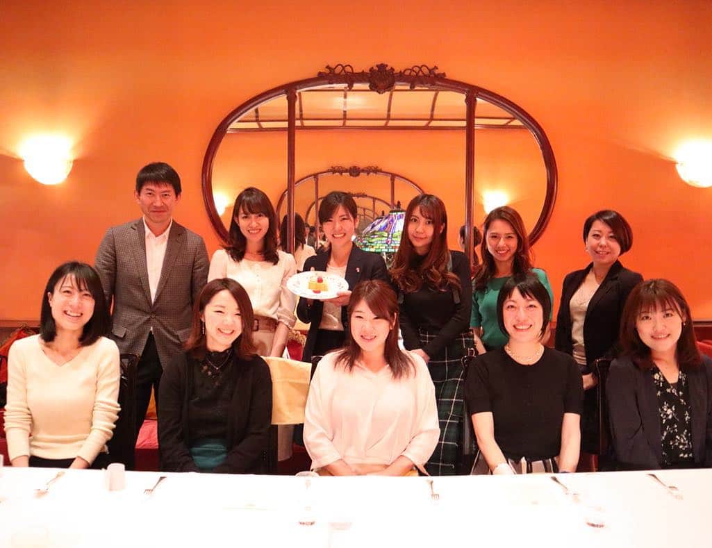 下田奈奈さんのインスタグラム写真 - (下田奈奈Instagram)「* 広報表彰おめでとうランチ会🥳🥂﻿ ﻿ 広報担当者が約200名ほど所属するPRacademyさんにて、広報活動の年間総合評価で7位を頂きました👏✨﻿ ﻿  主催者の栗田さんからの一年間の激励として、トップ10受賞者のみなさんとお祝いランチ会を🥂﻿ ﻿ 11人で並んでいただくランチは、なんだか最後の晩餐みたいなすごい雰囲気に‥🤣笑  思わず仕事の合間であることを忘れてしまいそうなほど優雅な代官山レストラン#メゾンポールボキューズ でのコースランチ🍴💕﻿ お酒飲みたくなりましたが、流石に我慢‥😑笑 ﻿  色々なお料理がプレートの様に盛り付けられて出てくるタイプで、どれも本当に美味しくボリュームも満点❤️﻿ ﻿ 最後の食べ放題のワゴンデザートも選ぶのが楽しくてテンション上がりました〜﻿🍰 ただ、デザートの頃には既にお腹が満腹だったので、いちごのタルト＆フルーツだけで我慢‥😑 ﻿ 代官山の地下のあんな隠れたところにオシャレなお店があったとは👀✨﻿ また今度プライベートでも訪れたいです☕️❤️﻿ ﻿ ﻿ 広報業務に関しては、まだまだ未熟な部分だらけですが、こういう形で一年間の活動を振り返るきっかけができて良かったです☺️﻿ ﻿ 新卒の時からずっと思っていることですが、やっぱり振り返りって大事ですね。ついつい日々に追われていると忘れがちなんですが😅💦﻿ ﻿ 今回、アワードをきっかけに一年間の広報活動を振り返ってみて改めてそう感じました。今年度は、昨年度の反省を生かしてレベルアップしたいと思っています✨﻿ ﻿ 昨年度に仕込んできた地道な広報活動が、一年越しに徐々に形になりはじめていることがあって嬉しいなぁ🌸﻿ ﻿ ﻿ #広報 #広報女子 #広報担当 #働く女子 #働く女性 #olの日常 #週末モデル #monokrom #パレットキャリア」4月17日 16時50分 - shimodanana