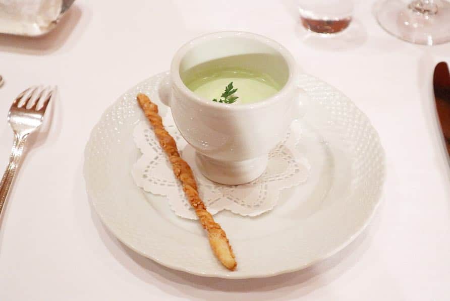下田奈奈さんのインスタグラム写真 - (下田奈奈Instagram)「* 広報表彰おめでとうランチ会🥳🥂﻿ ﻿ 広報担当者が約200名ほど所属するPRacademyさんにて、広報活動の年間総合評価で7位を頂きました👏✨﻿ ﻿  主催者の栗田さんからの一年間の激励として、トップ10受賞者のみなさんとお祝いランチ会を🥂﻿ ﻿ 11人で並んでいただくランチは、なんだか最後の晩餐みたいなすごい雰囲気に‥🤣笑  思わず仕事の合間であることを忘れてしまいそうなほど優雅な代官山レストラン#メゾンポールボキューズ でのコースランチ🍴💕﻿ お酒飲みたくなりましたが、流石に我慢‥😑笑 ﻿  色々なお料理がプレートの様に盛り付けられて出てくるタイプで、どれも本当に美味しくボリュームも満点❤️﻿ ﻿ 最後の食べ放題のワゴンデザートも選ぶのが楽しくてテンション上がりました〜﻿🍰 ただ、デザートの頃には既にお腹が満腹だったので、いちごのタルト＆フルーツだけで我慢‥😑 ﻿ 代官山の地下のあんな隠れたところにオシャレなお店があったとは👀✨﻿ また今度プライベートでも訪れたいです☕️❤️﻿ ﻿ ﻿ 広報業務に関しては、まだまだ未熟な部分だらけですが、こういう形で一年間の活動を振り返るきっかけができて良かったです☺️﻿ ﻿ 新卒の時からずっと思っていることですが、やっぱり振り返りって大事ですね。ついつい日々に追われていると忘れがちなんですが😅💦﻿ ﻿ 今回、アワードをきっかけに一年間の広報活動を振り返ってみて改めてそう感じました。今年度は、昨年度の反省を生かしてレベルアップしたいと思っています✨﻿ ﻿ 昨年度に仕込んできた地道な広報活動が、一年越しに徐々に形になりはじめていることがあって嬉しいなぁ🌸﻿ ﻿ ﻿ #広報 #広報女子 #広報担当 #働く女子 #働く女性 #olの日常 #週末モデル #monokrom #パレットキャリア」4月17日 16時50分 - shimodanana