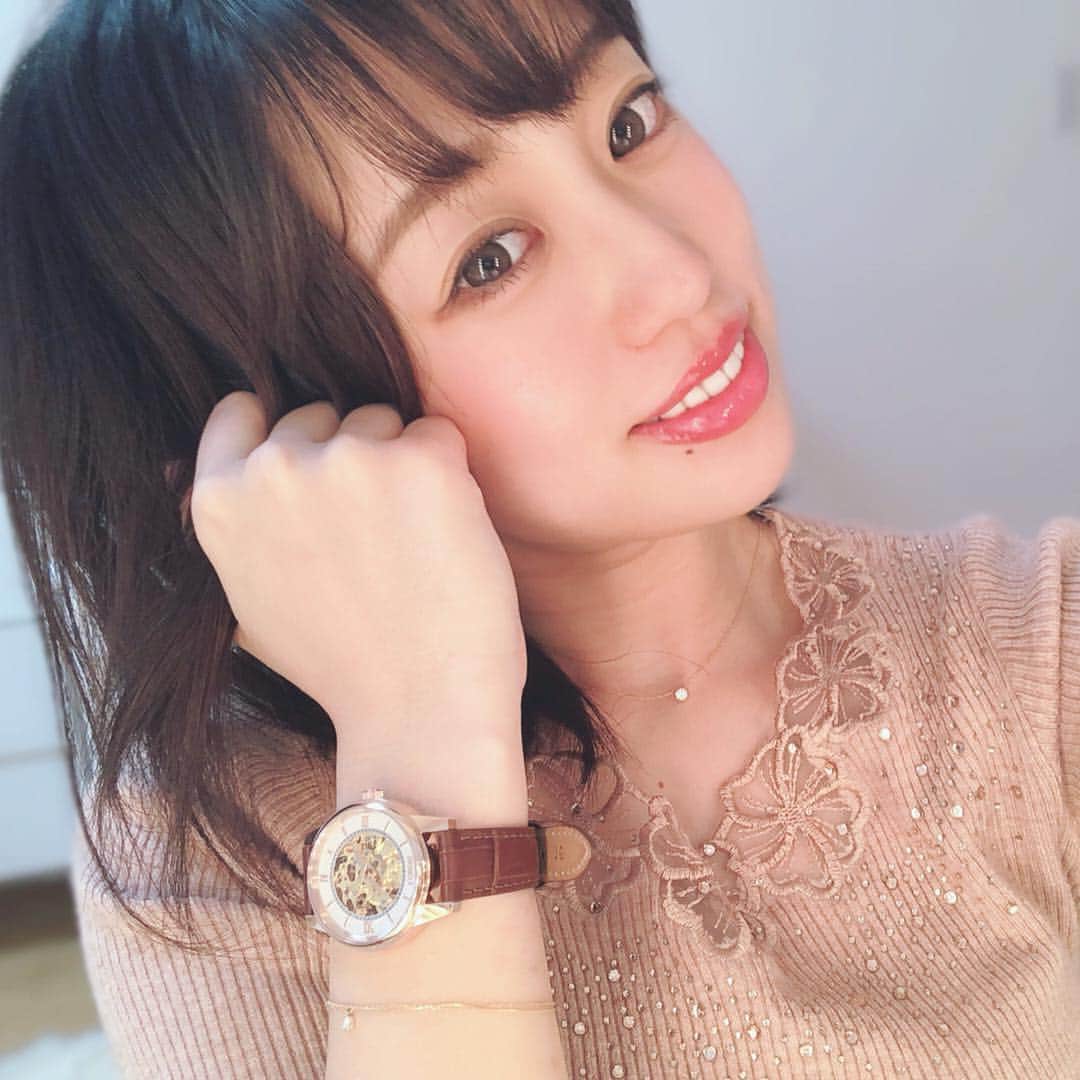 のインスタグラム：「🐥 . 久しぶりにお化粧をしてお外に出ました(妊婦健診の為だけ🤰🏻w) . おにゅーな時計と共に🥰 . . こういう中が見えるの欲しかったんだー💓細かい部品が動くのが可愛くてずっと見てられる🥺 . . Thank you @loborjapan 💋💕 . クーポンコード【djyuria】で10%offになります🕺🏻 . . 本日、無事正産期の37週を迎えました💐 もういつ産まれても良しっ💁🏻‍♀️✨ . それにしてもお腹が急に大きくなり過ぎて動くのが大変です🐥←このヒヨコみたいにヨチヨチと歩いている。。。 . . スタバの #ストロベリーベリーマッチフラペチーノ がすごくいちごすぎて美味しくて感動しました🍓 . . . #妊婦 #ぷんにー #臨月 #正産期 #正産期突入 #37週 #お出掛け #妊婦健診 #newwatch #lobor #ロバー #腕時計 #時計 #手元倶楽部」