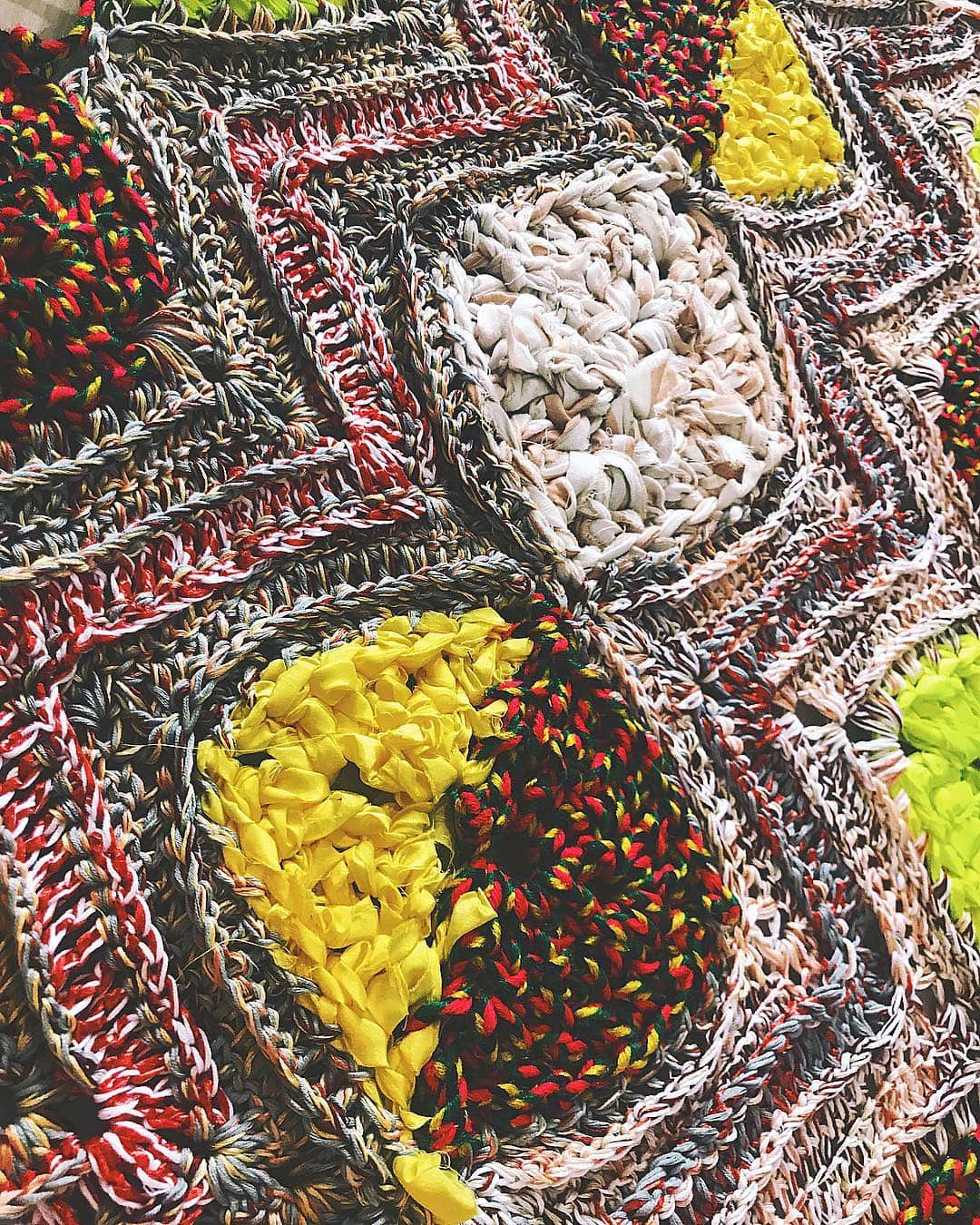 のインスタグラム：「来週は内装の仕事の仕上げで奈良に行きます🙌 . . #textile #knitting  #material」