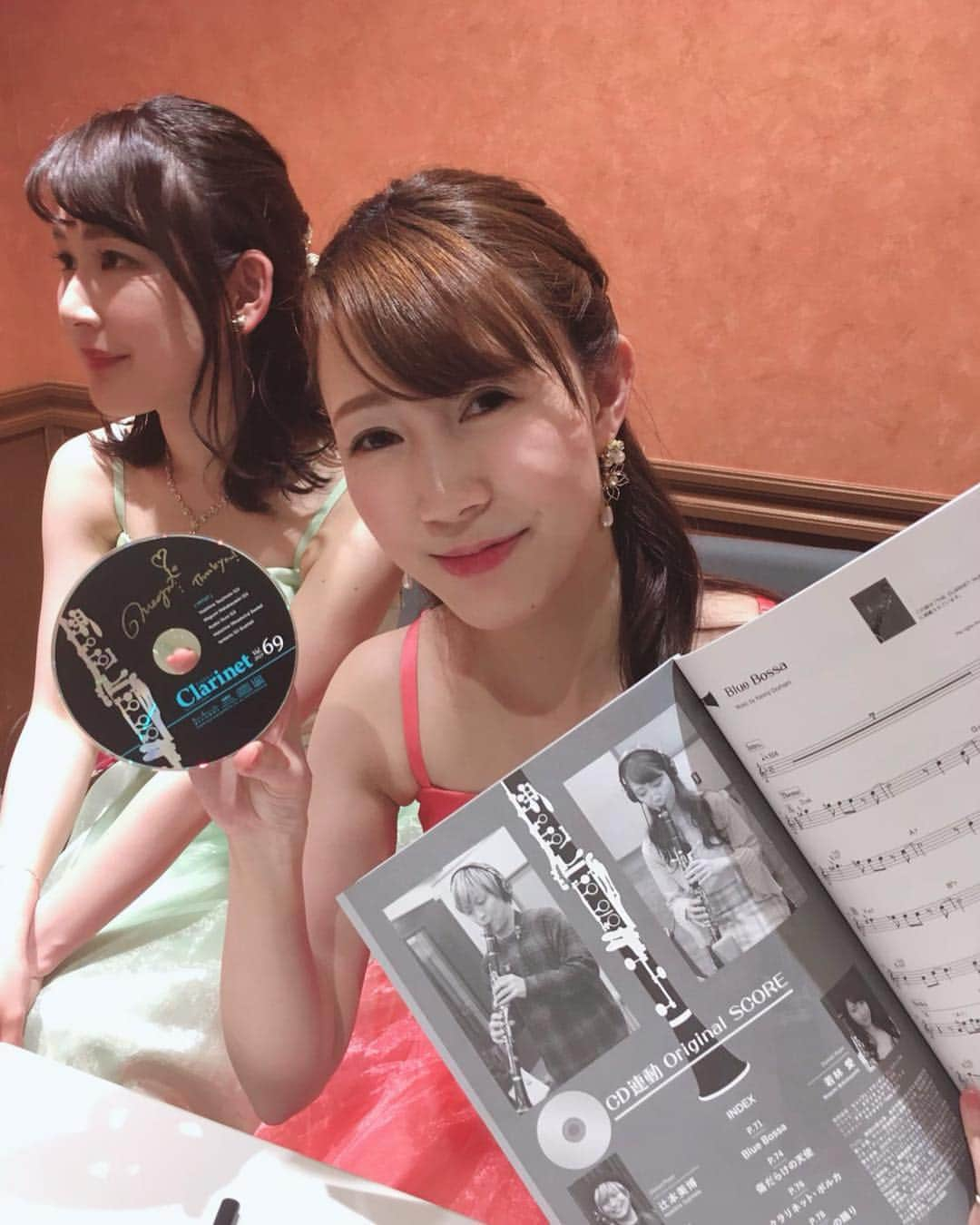 若林愛さんのインスタグラム写真 - (若林愛Instagram)「The Clarinet Vol.69の付録CD💿にサインを書かせて頂きました💓ソロ演奏を収録しています☺️✨ Fgあっこちゃんは今週で産休へ✨出産1ヶ月前まで演奏仕事、凄い！母子ともに健康に、元気な赤ちゃんを産んで戻ってきてね✨ . . #ザクラリネット #クラリネット #clarinet #若林愛 #木管五重奏カラフル #大久保茉美 #日野真奈美 #泉田章子 #北山順子 #フルート #オーボエ #ホルン #ファゴット #妊婦」4月17日 16時57分 - megumi.cl