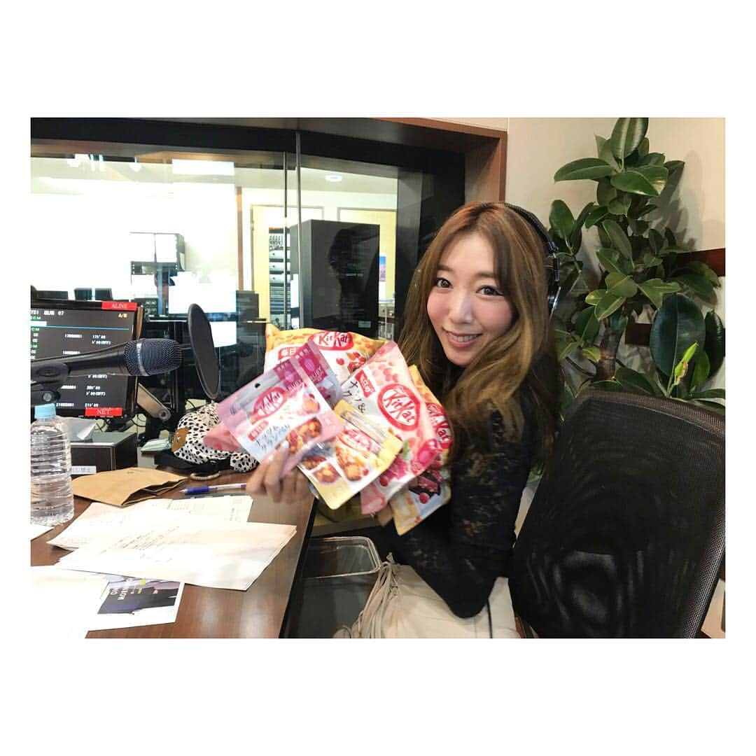 浜崎美保さんのインスタグラム写真 - (浜崎美保Instagram)「🍫🍫🍫 ・ ・ ・ 今週は毎日キットカット 毎日のナッツ＆クランベリーの4種セットをプレゼント中😋🎁 ・ ・ ・ TV CMと連動したラジオドラマに・・・本日遂に・・・🤭🤫🤗 ・ ・ ・ お楽しみに😍 ・ ・ ・ #radio #tokyofm #スカロケ  #キットカット #毎日のナッツアンドクランベリー  #浜崎秘書 #浜崎美保」4月17日 17時00分 - mihohamasaki_japan